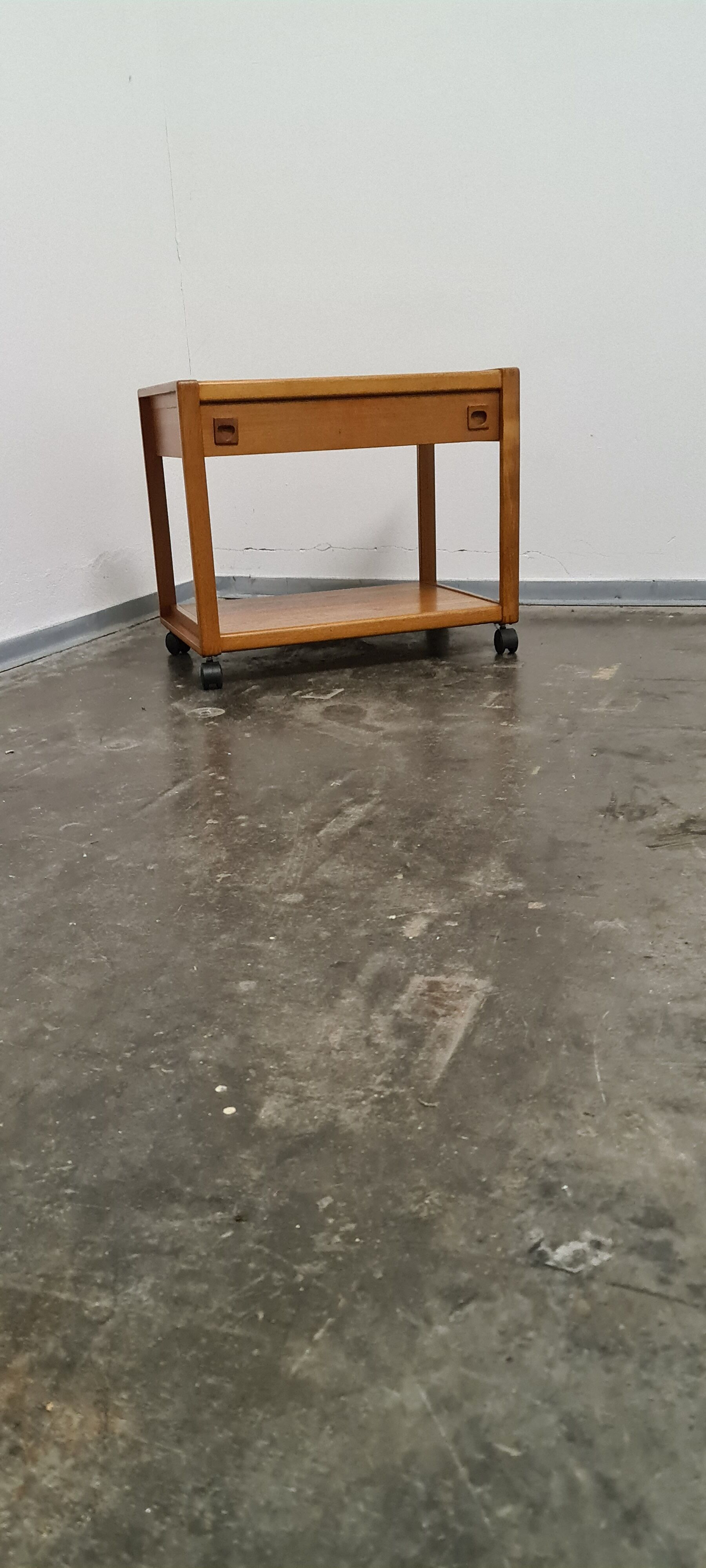 Table d’extrémité en teck vintage ou chariot tv