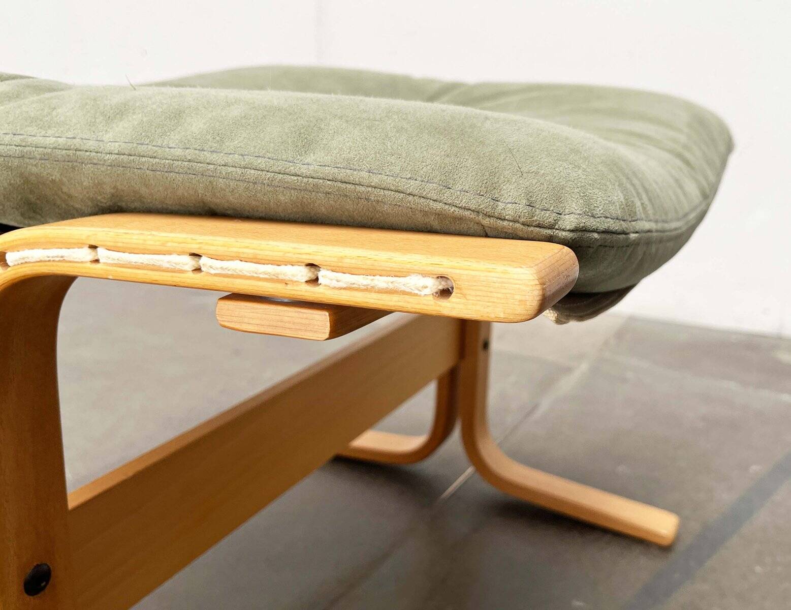 Mid-century Norwegian Siesta pouf in nubuck leather by Ingmar Relling for Westnofa, 1960s.