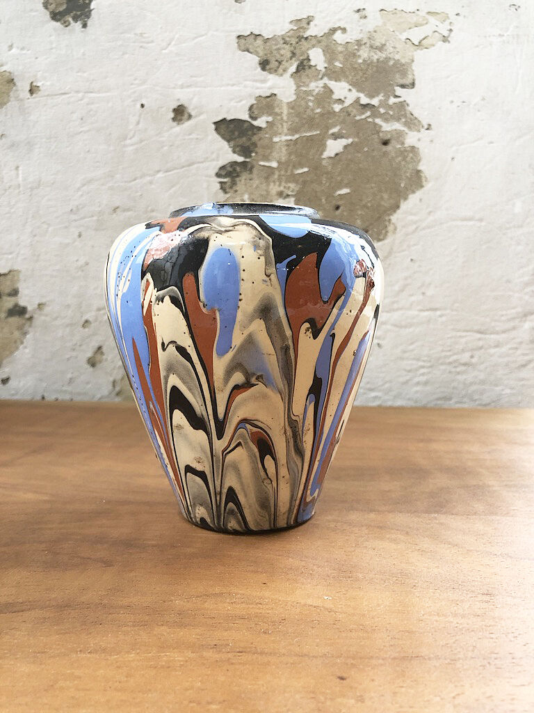 Vase dripping in varnished earth
