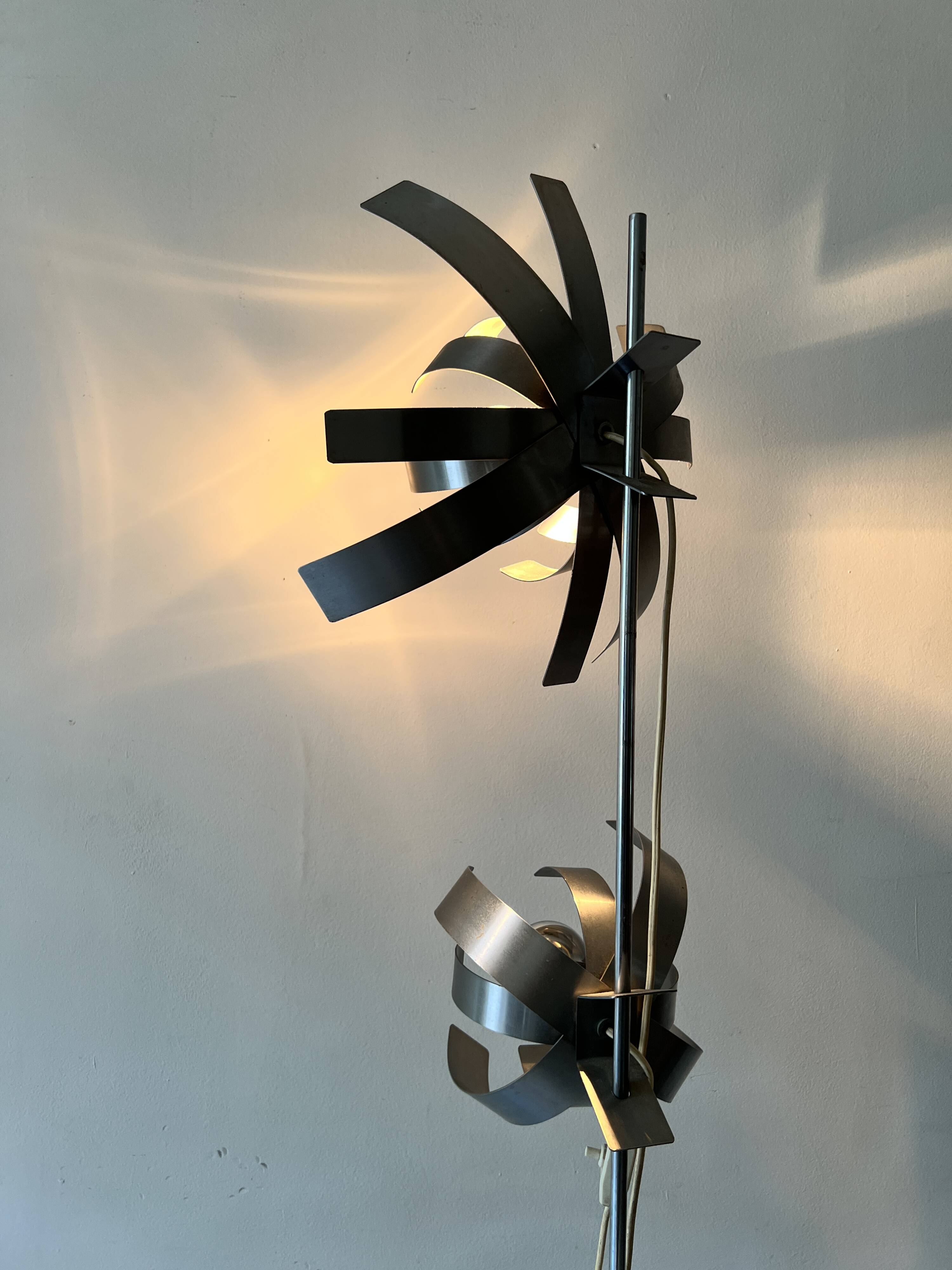 Jocelyn Troche (XXe siècle) Lampadaire fleur en acier chromé, design 1970