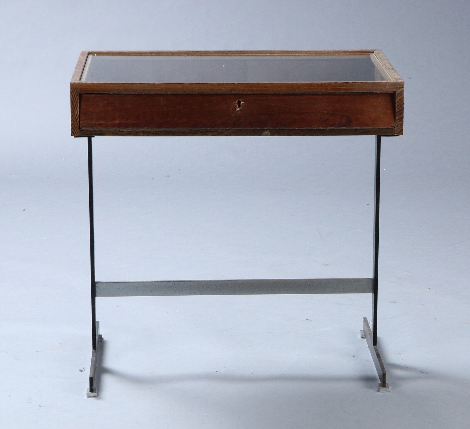Vitrine de table en palissandre et wengé.  1970.
