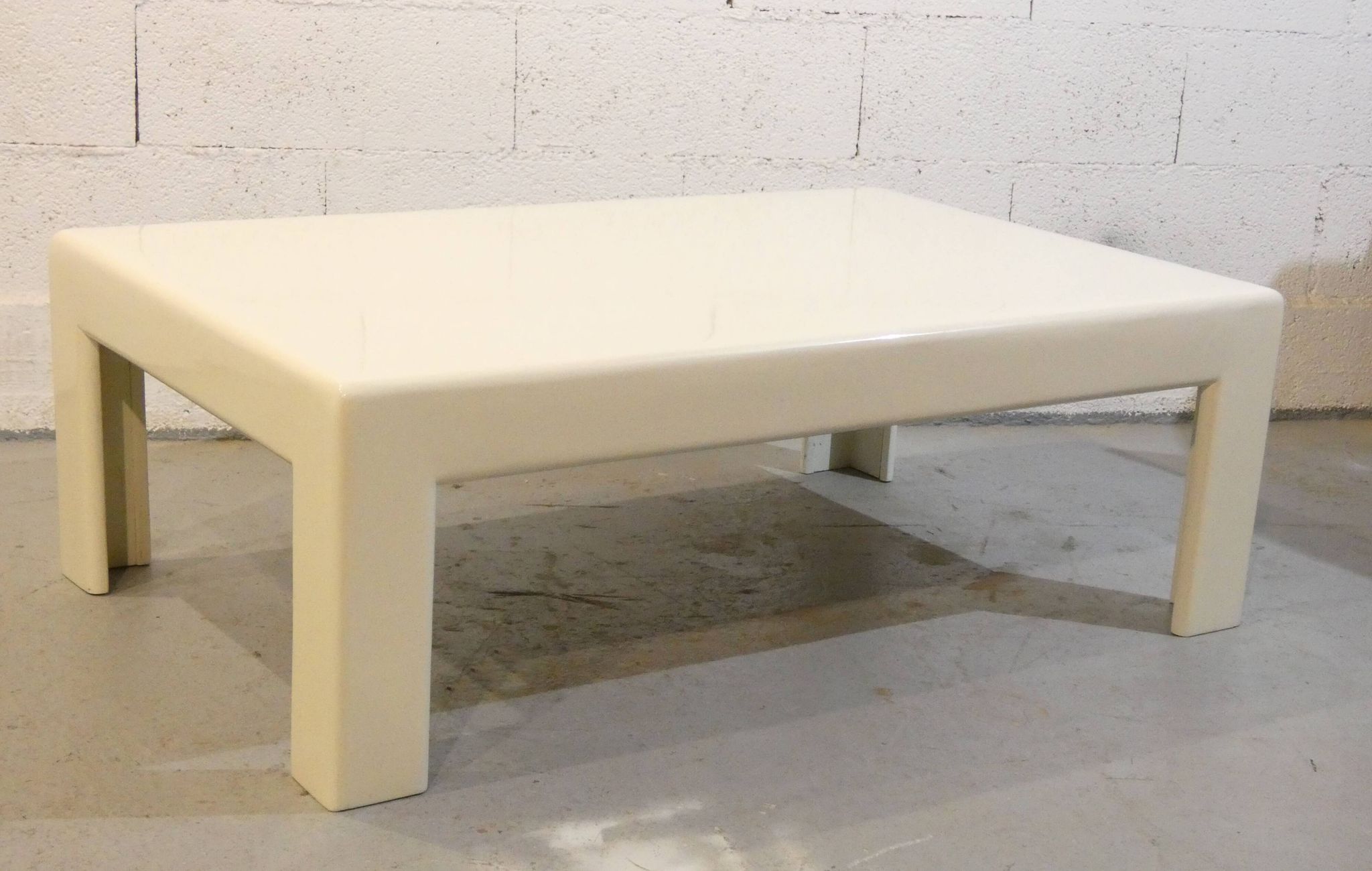 Table basse en bois laqué