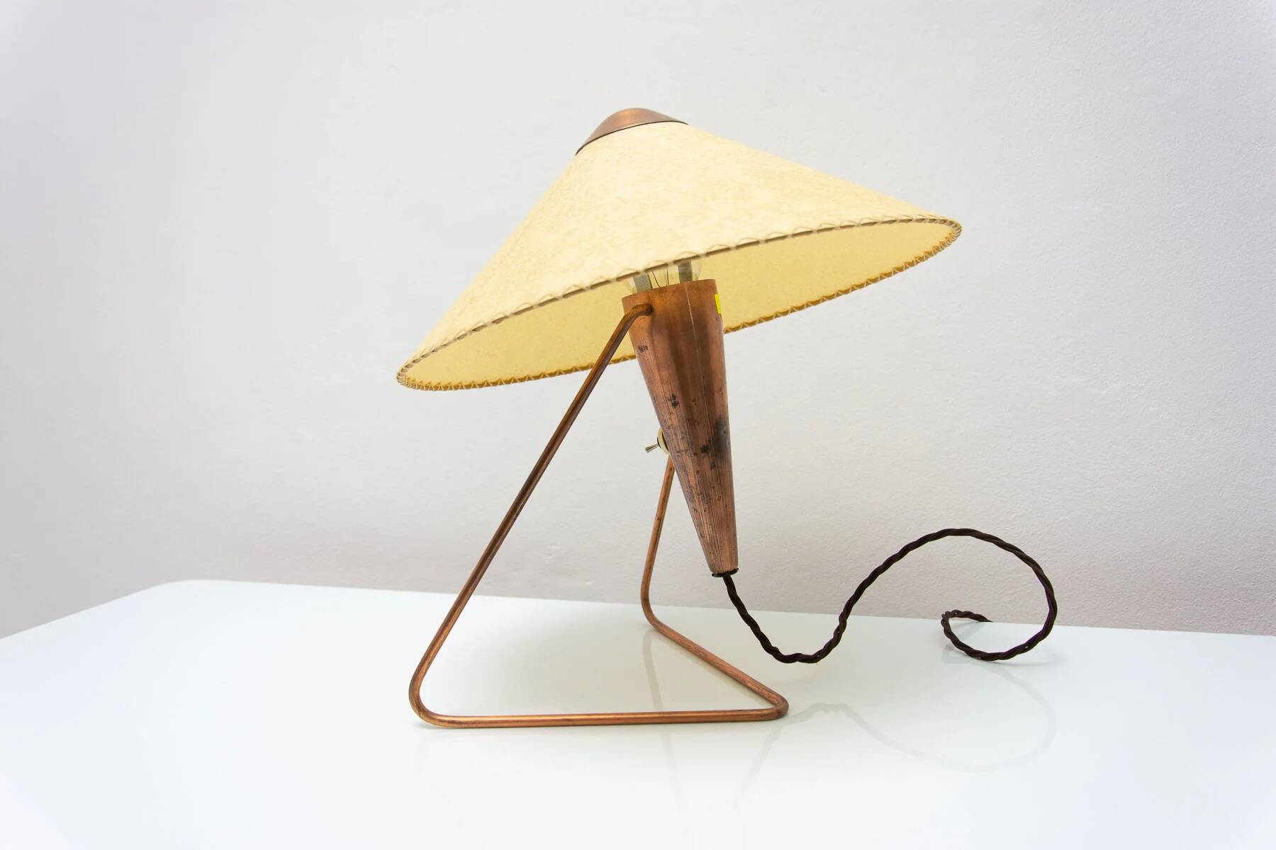 Lampe de table trépied tchèque des années 50 par Helena Frantová.