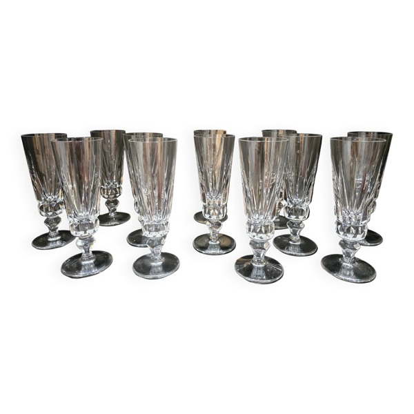 12 flûtes à champagne Saint-Louis modèle Guernesey en cristal taillé