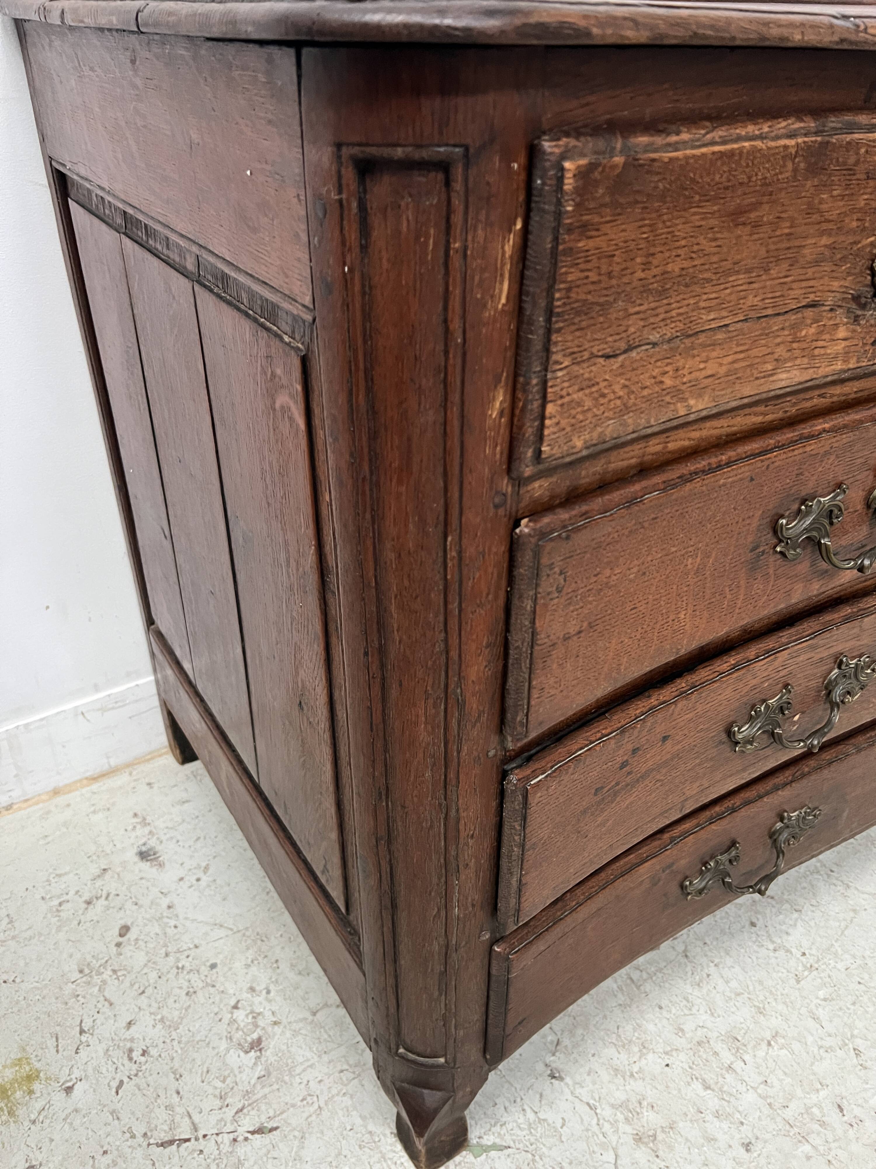 Louis XV chest of drawers in solid oak from the 18th century