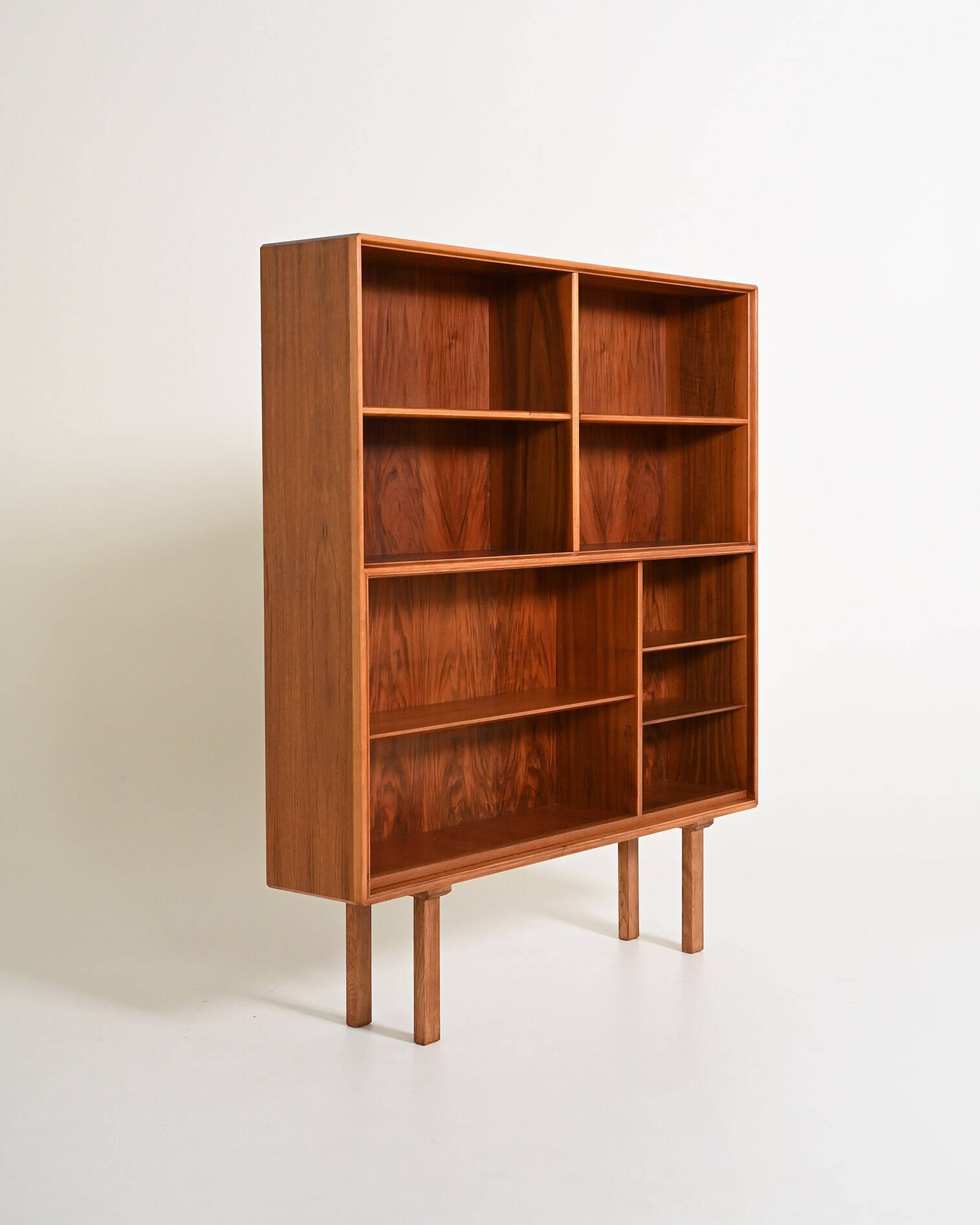 Bibliothèque en noyer scandinave, années 1960
