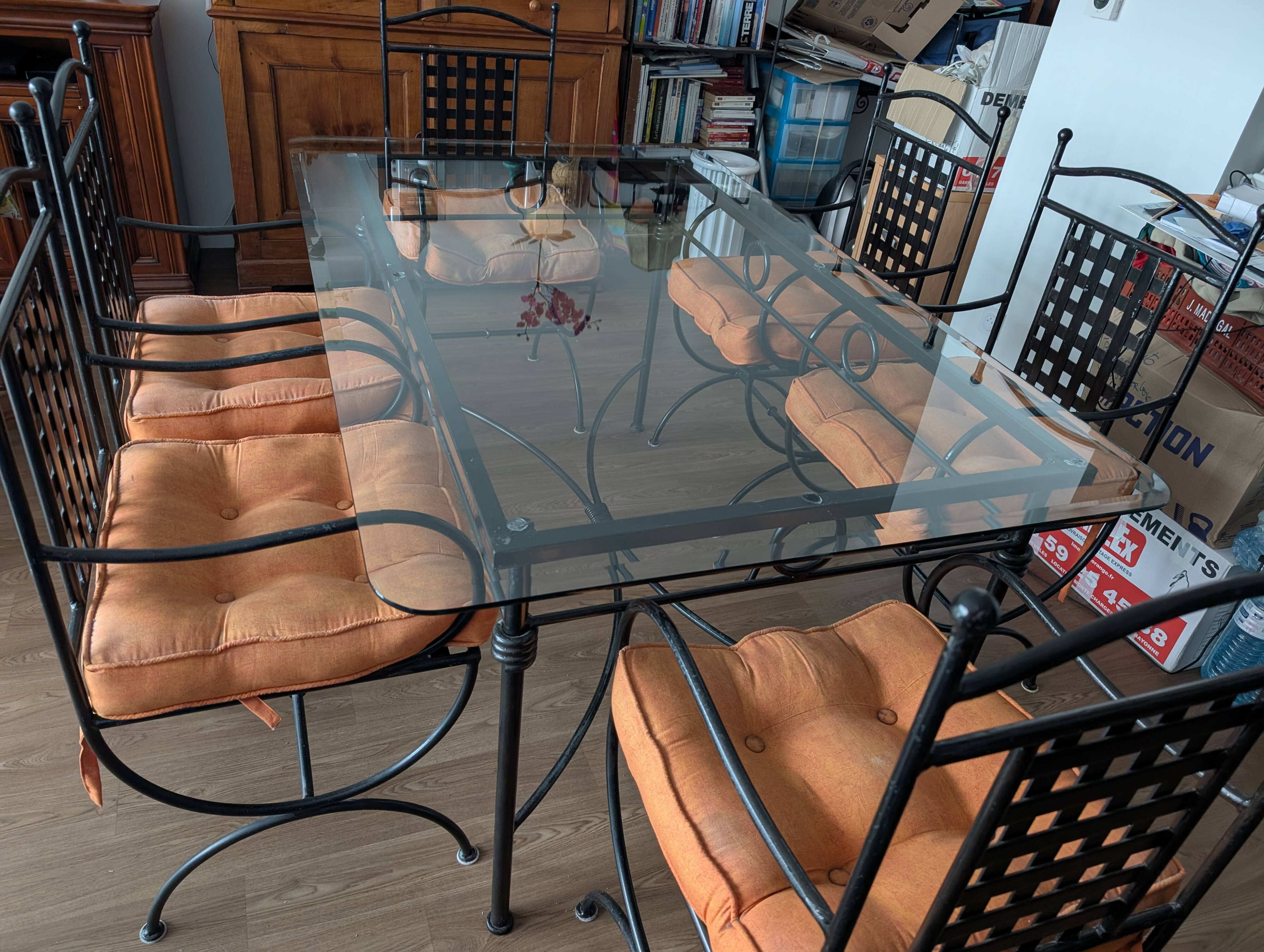 table fer forgé largeur 1m, longueur 1,60m, hauteur 0,76 + 6 fauteuils