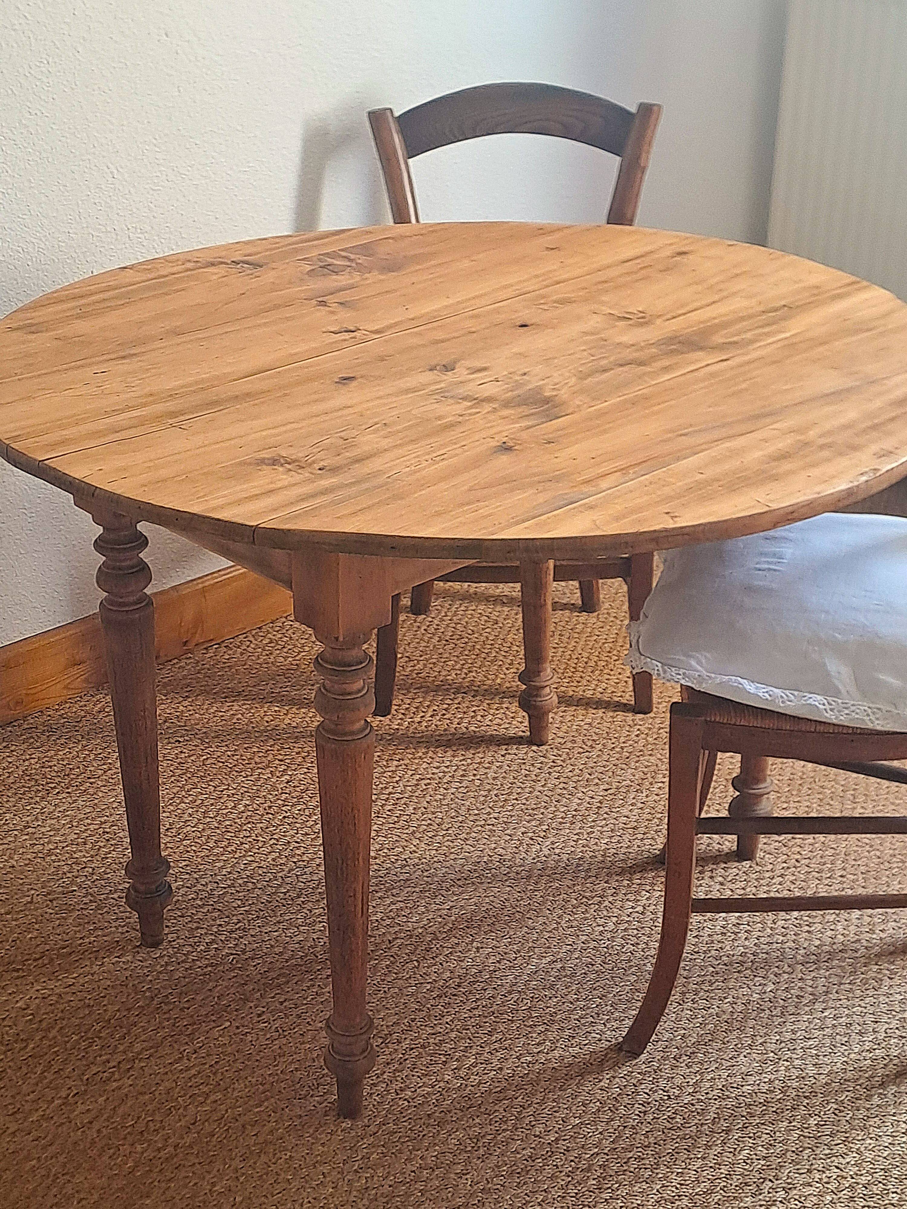 Round table with turned legs