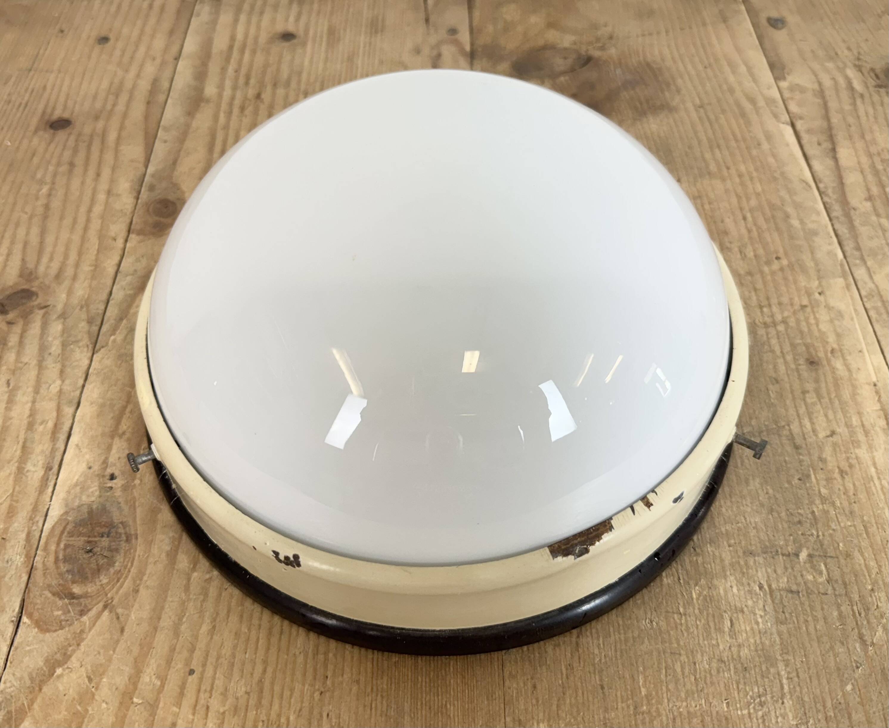 Applique, plafonnier industriel en bakélite et verre opalin, années 1950