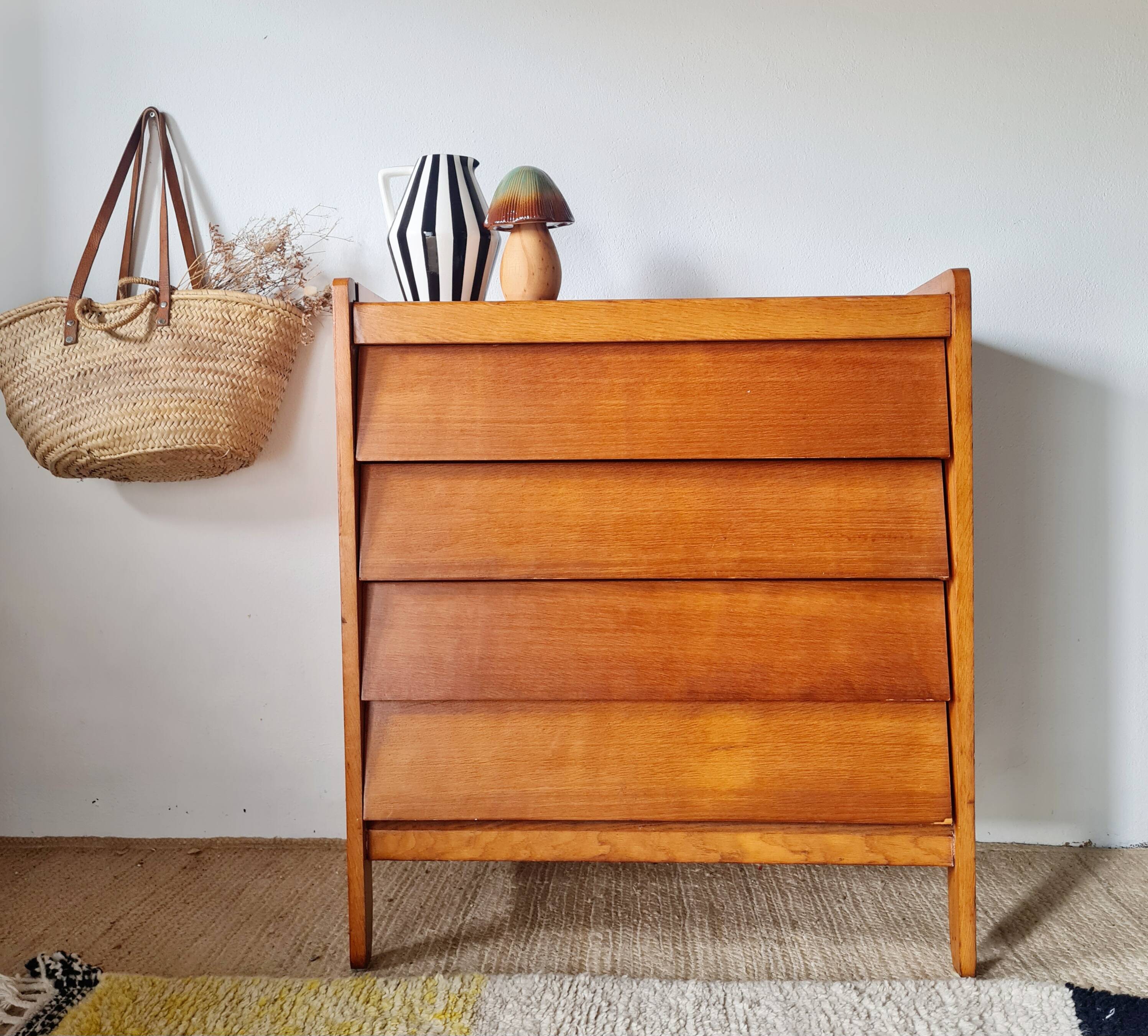 Commode vintage Mid-Century en chêne clair et tiroirs biseautés (1960)