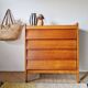 Commode vintage Mid-Century en chêne clair et tiroirs biseautés (1960)