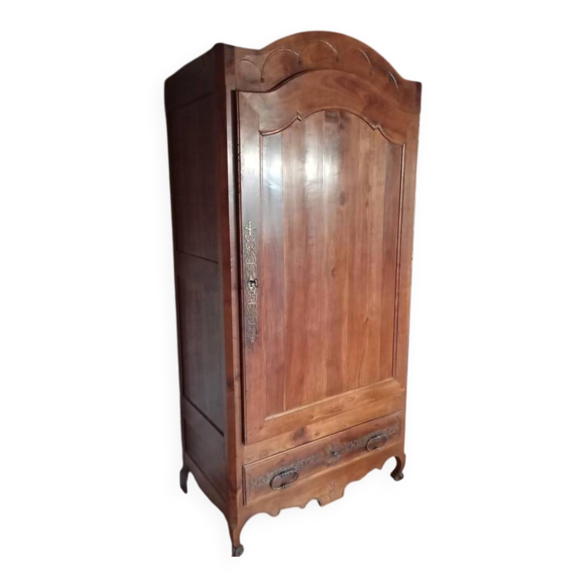Important regional monoxyle wardrobe in blonde walnut, from the Louis XV period (18th century).