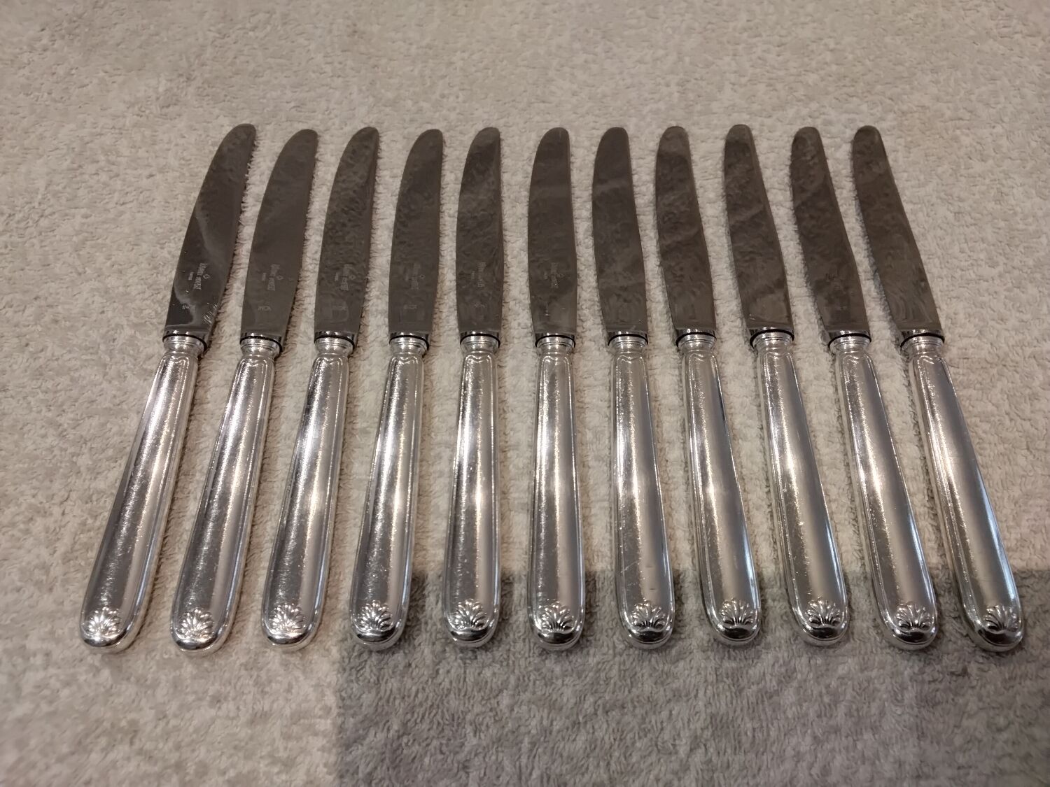 11 silver-plated metal lunch knives by Ravinet Coquille, 18cm