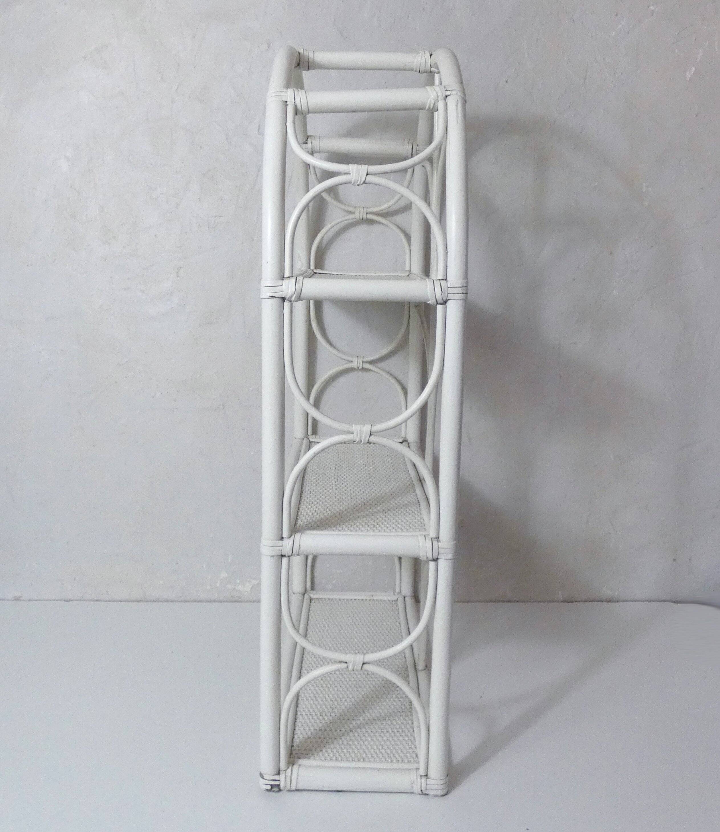 Étagère blanche en rotin