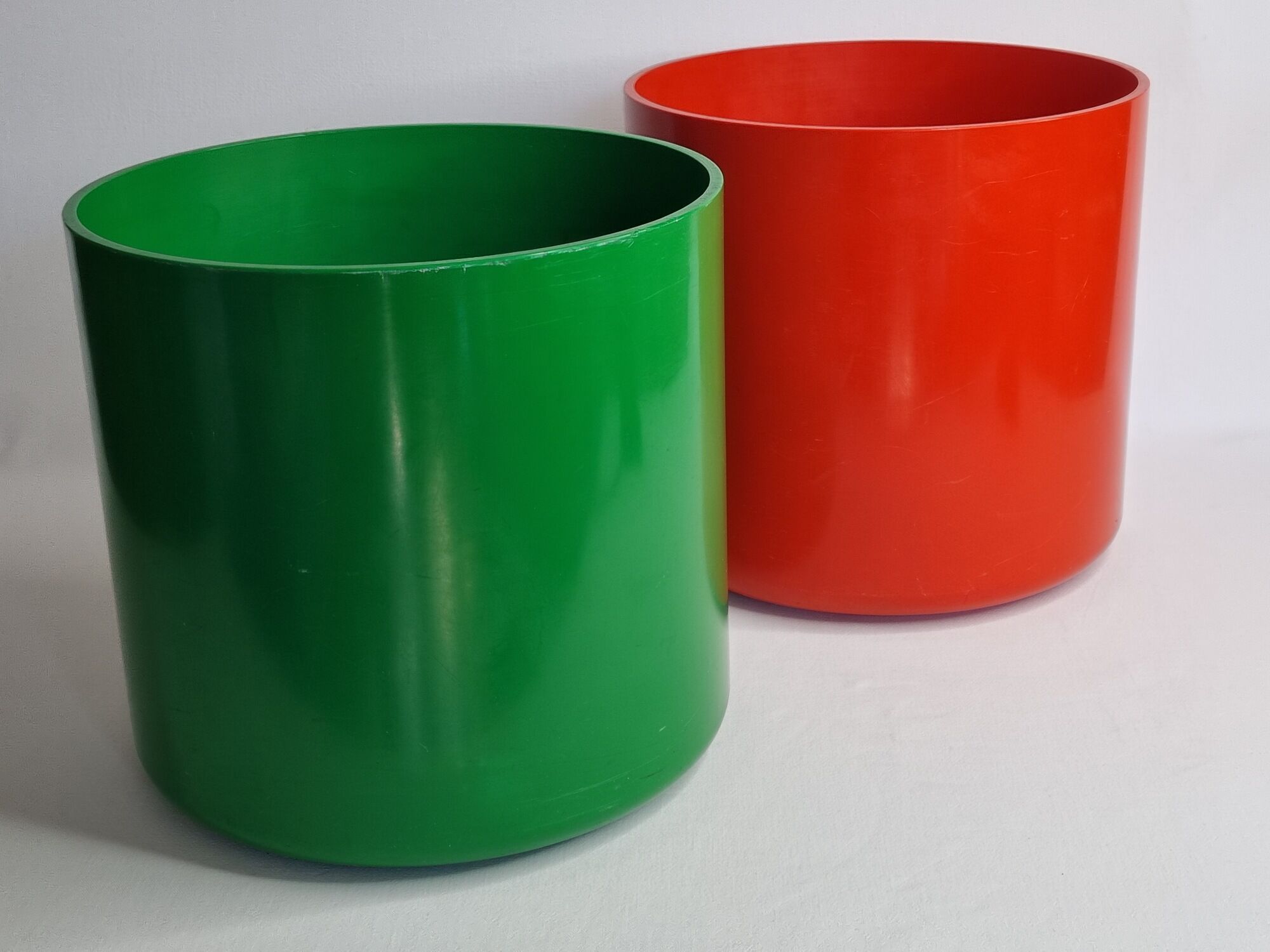 Pair of vintage paper baskets "Crayonne" in ABS, orange and green