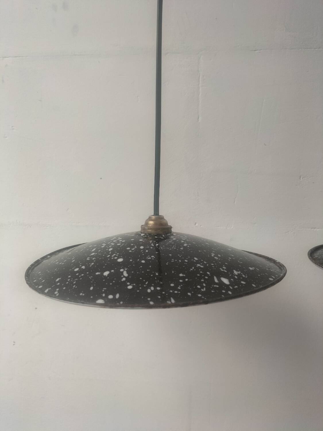 2 enamelled sheet metal suspensions