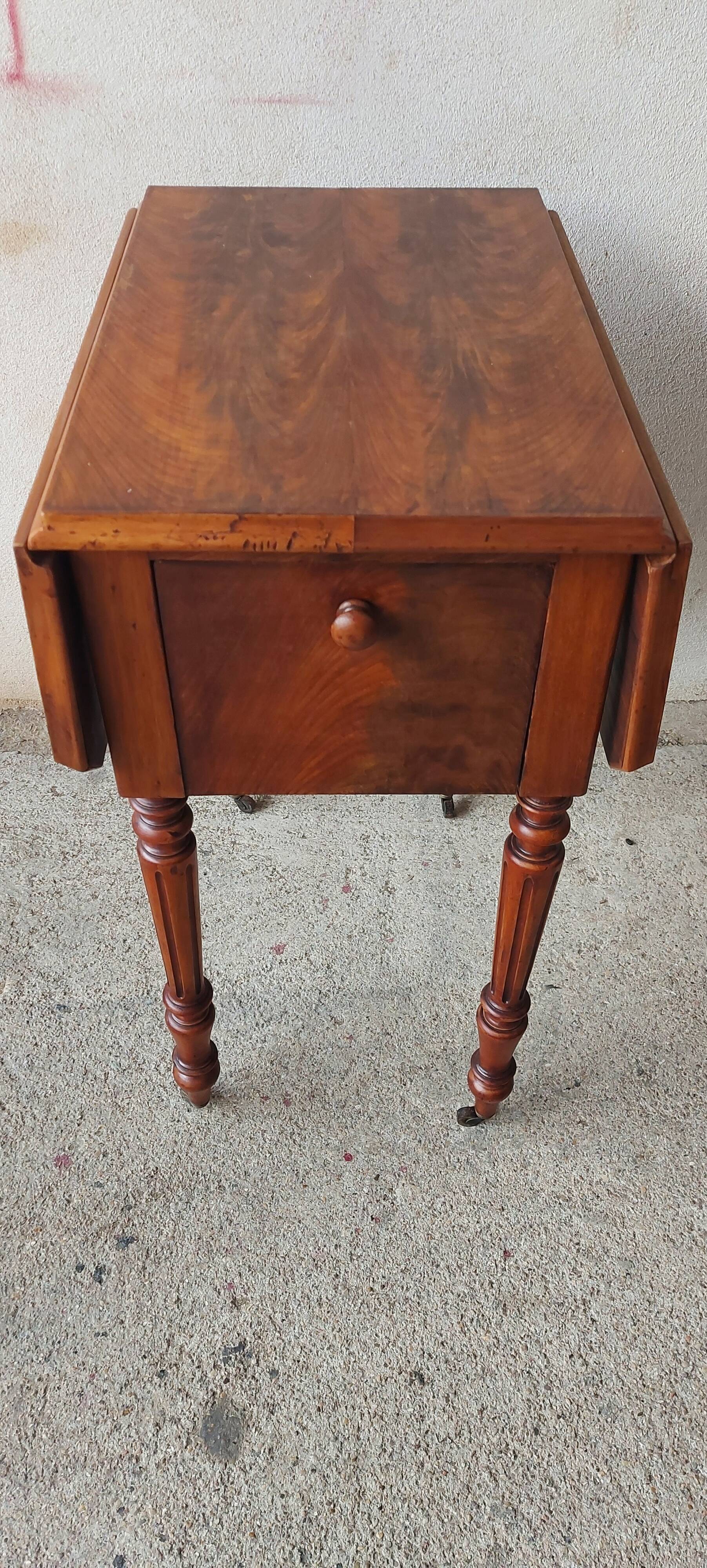 Work side table also known as tabee pipi