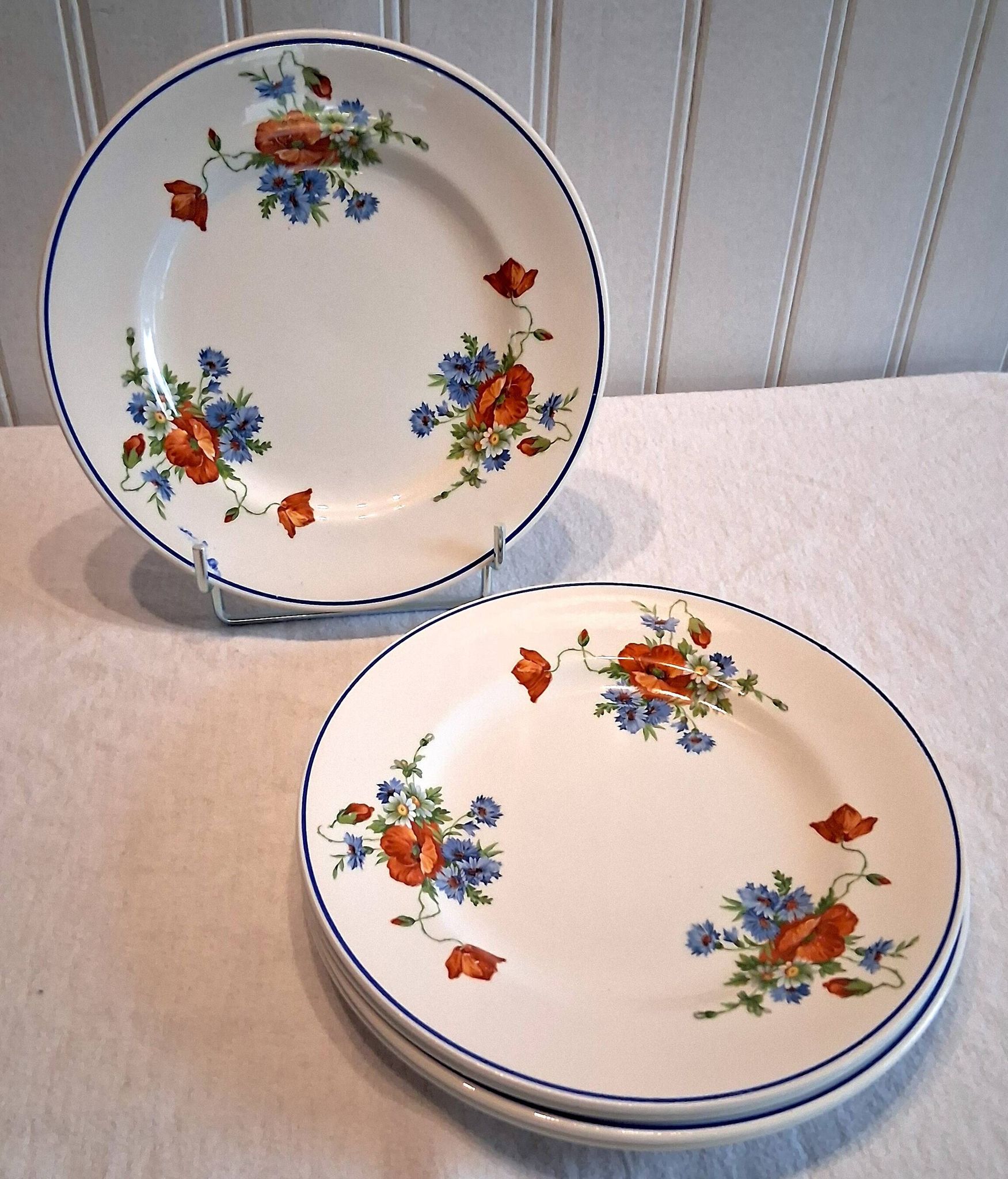 Set of 5 plates from Salins les Bains model "Poppies" in good condition.