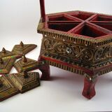 Boîte en bois laque Tayo rouge et doré sur pieds hexagonale , Birmanie XX ème