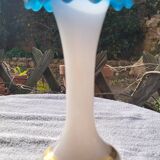 Vase in soapy opaline and flag blue corolla