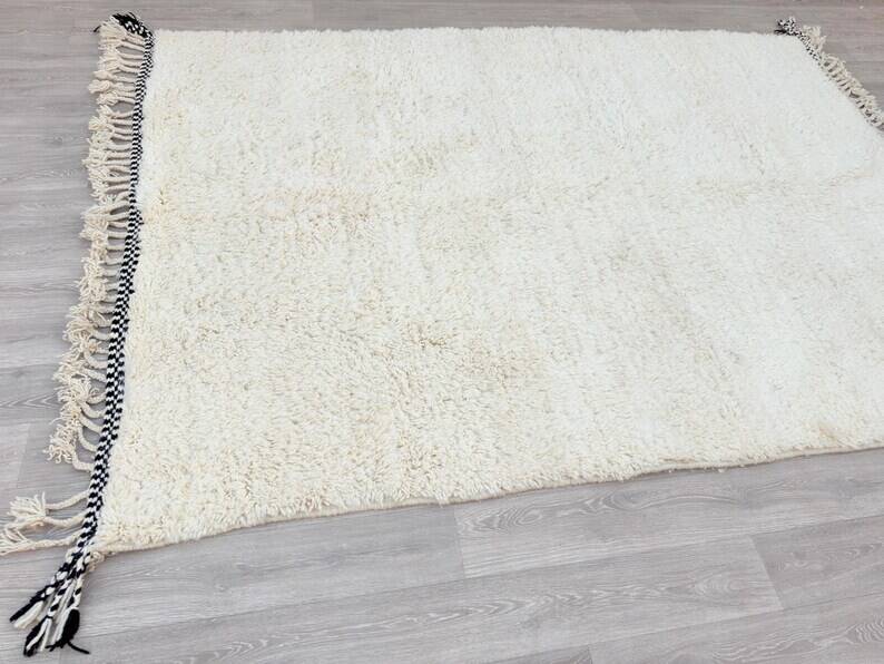 Simple white rug 250cmx150cm