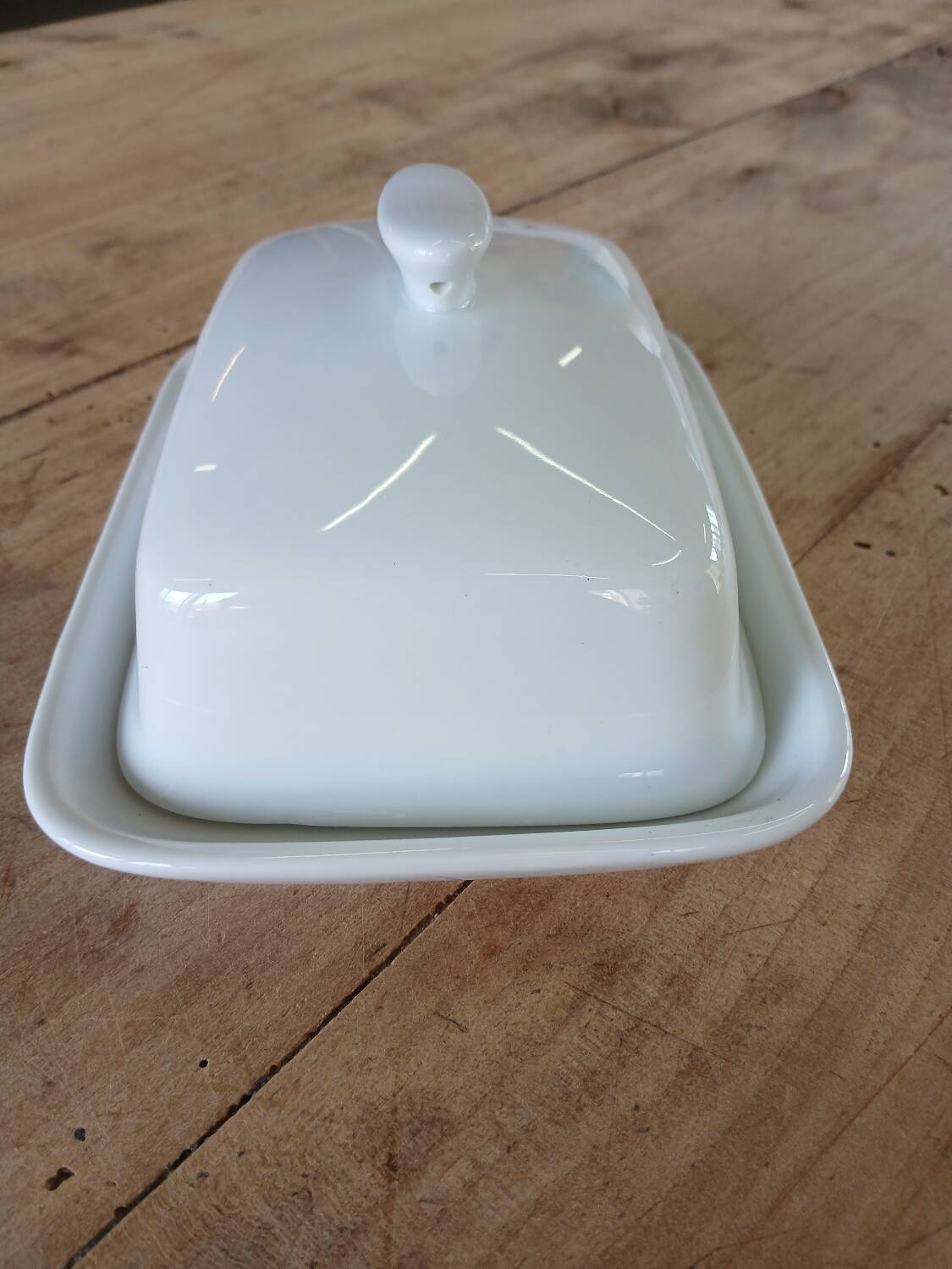 Beurrier en faïence blanche
