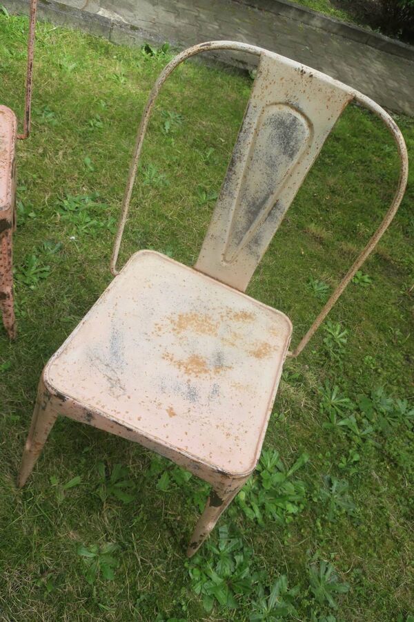 Lot de 3 chaises de jardin empilables de bistrot patinées d'inspiration Tolix du début du XXe siècle