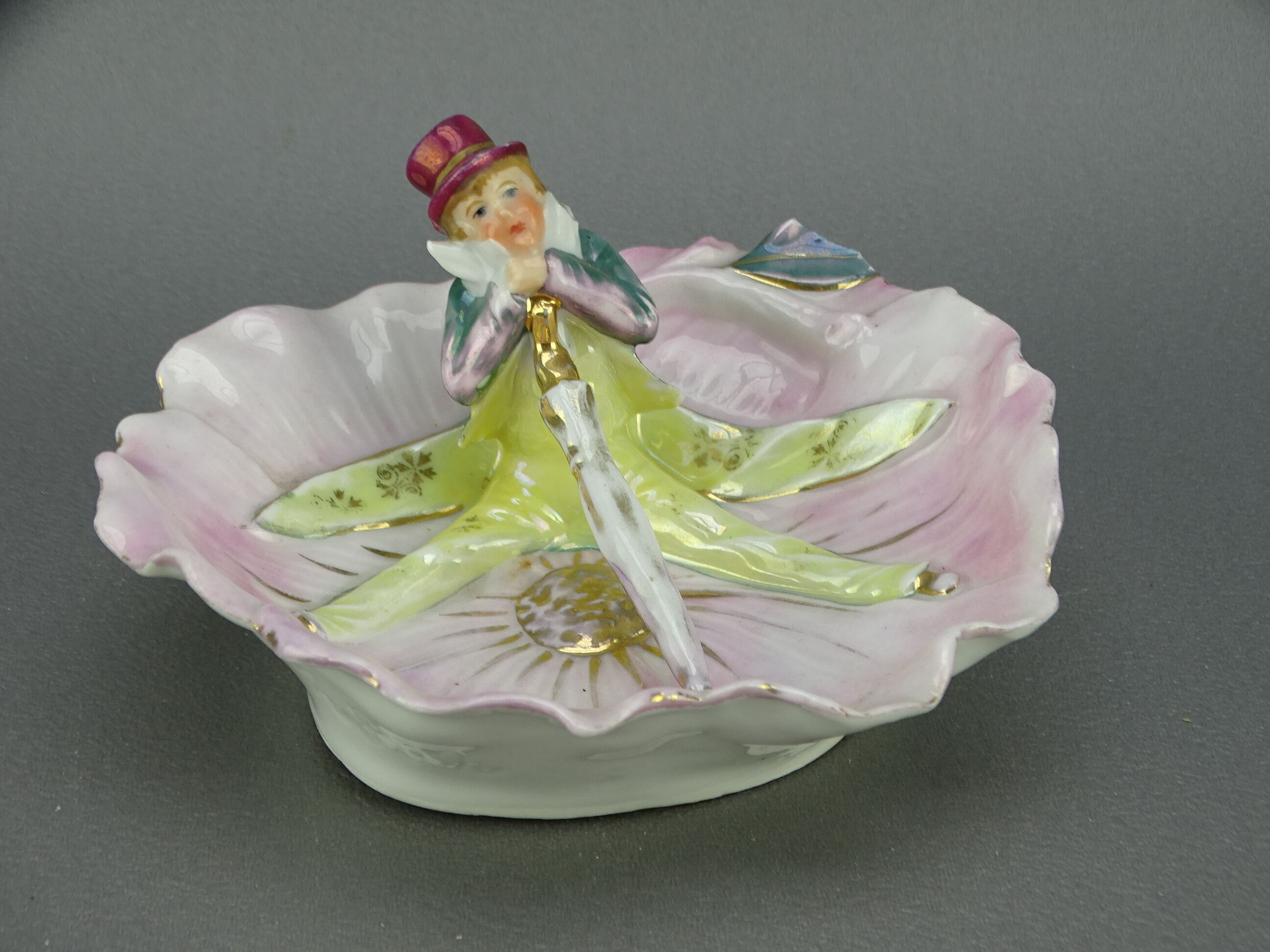 Empty ring pocket in Paris porcelain