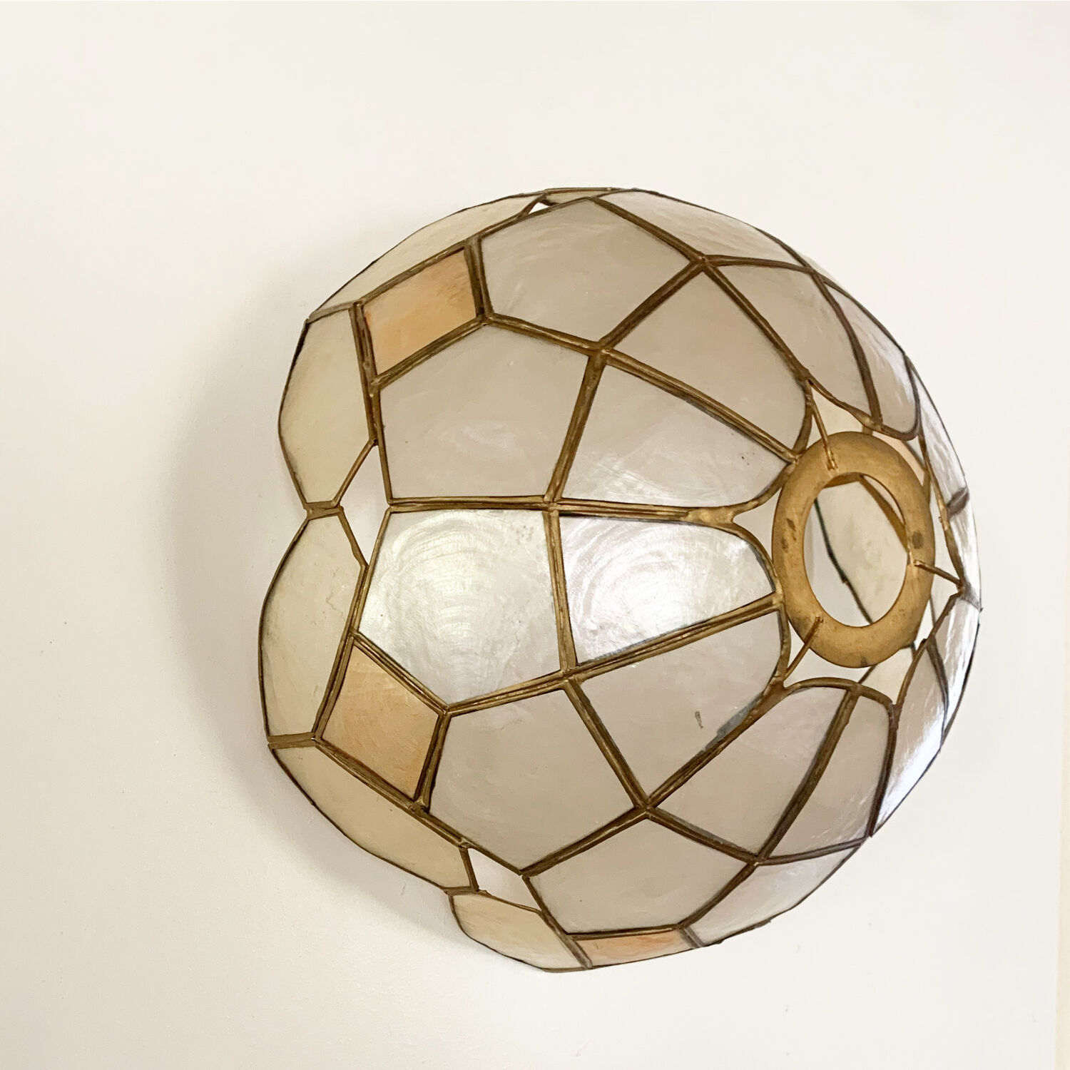 Suspension in mother-of-pearl and two-tone brass