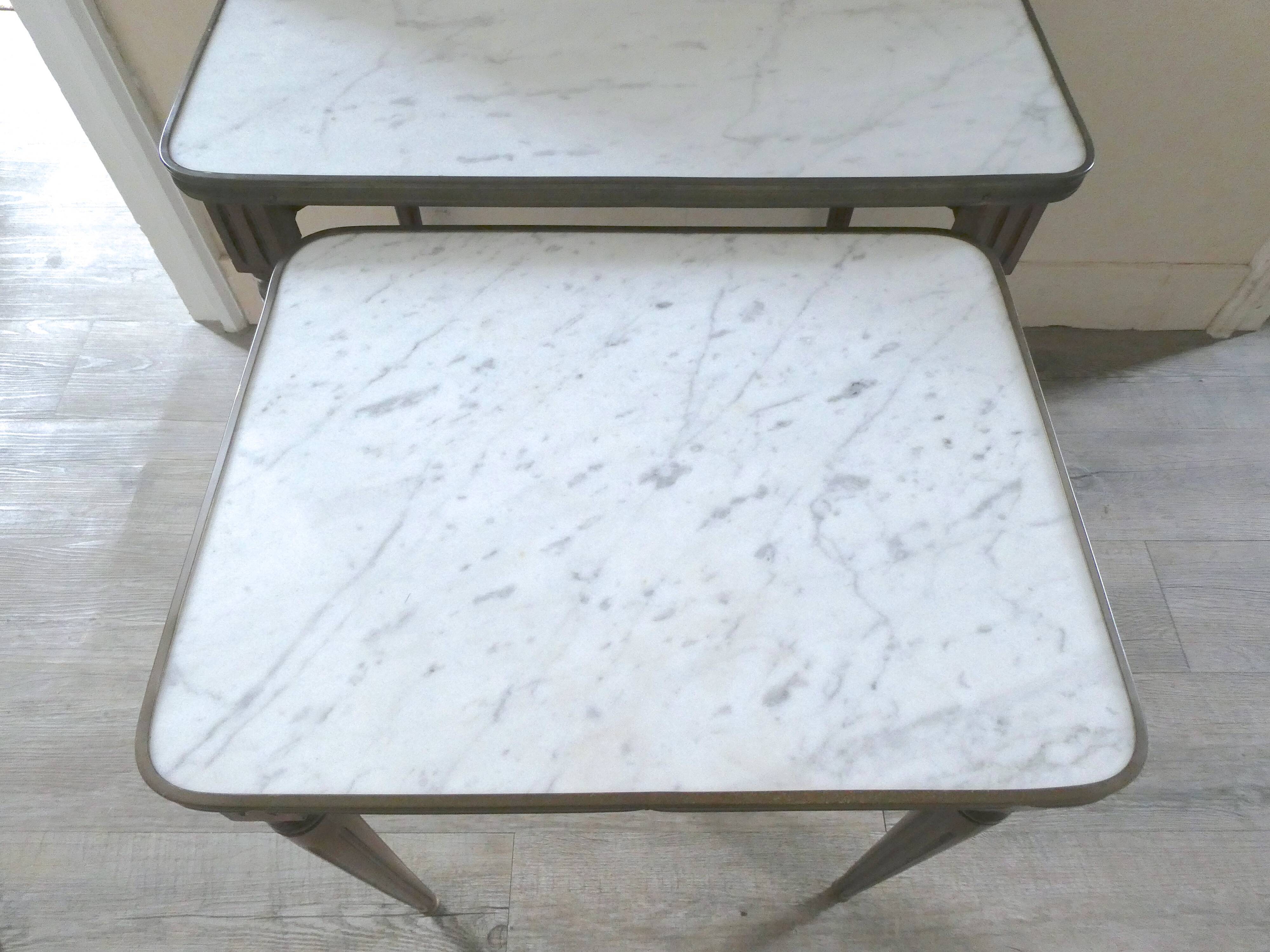 Nesting tables in dark wood and white marble