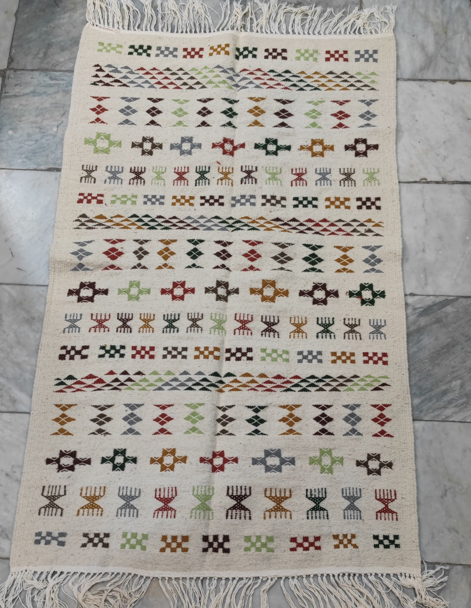 Tapis blanc à motifs berbères multicolores fait main