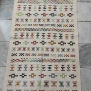 Tapis blanc à motifs berbères multicolores fait main