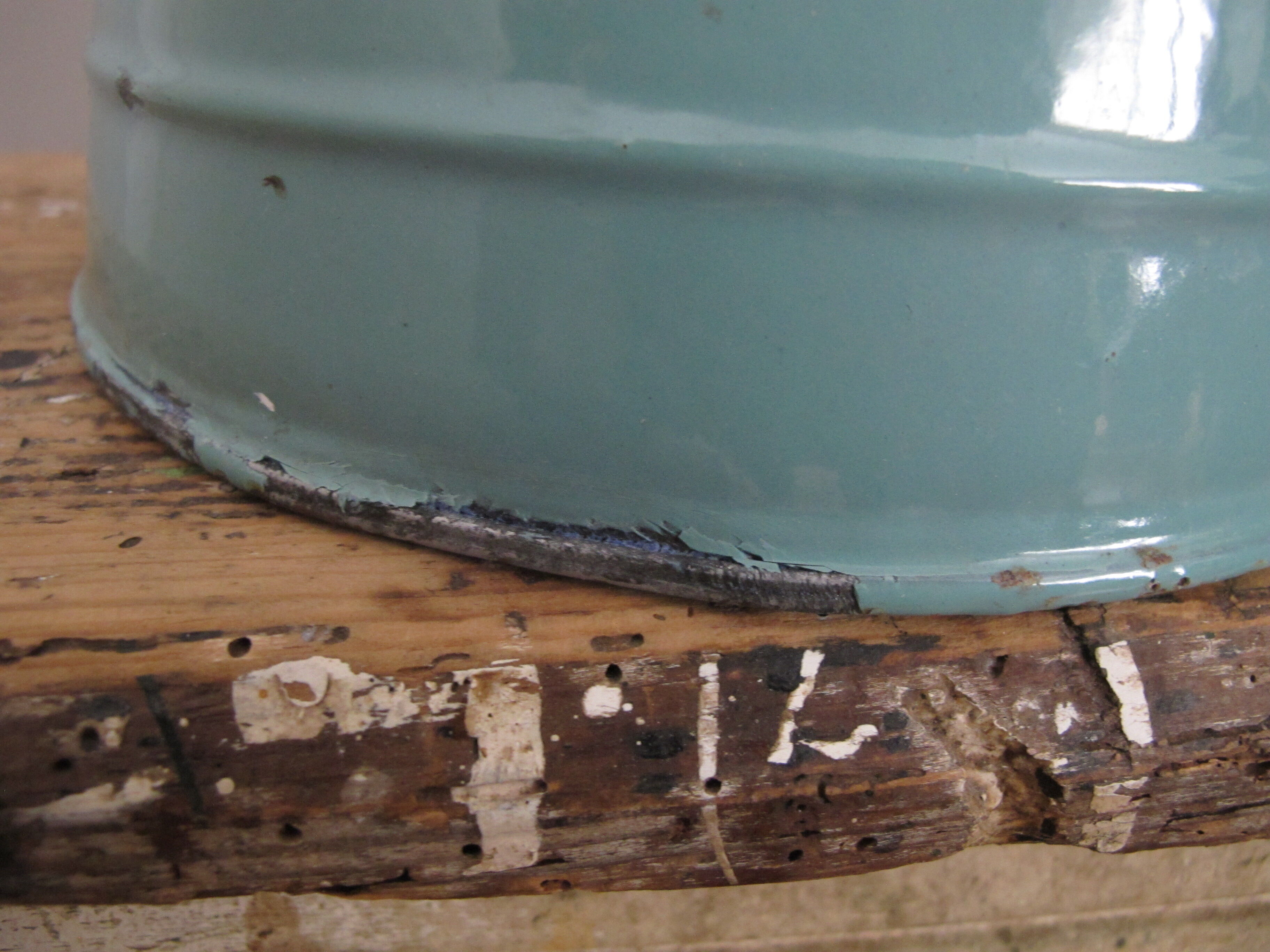 Grand broc in metal emaillé