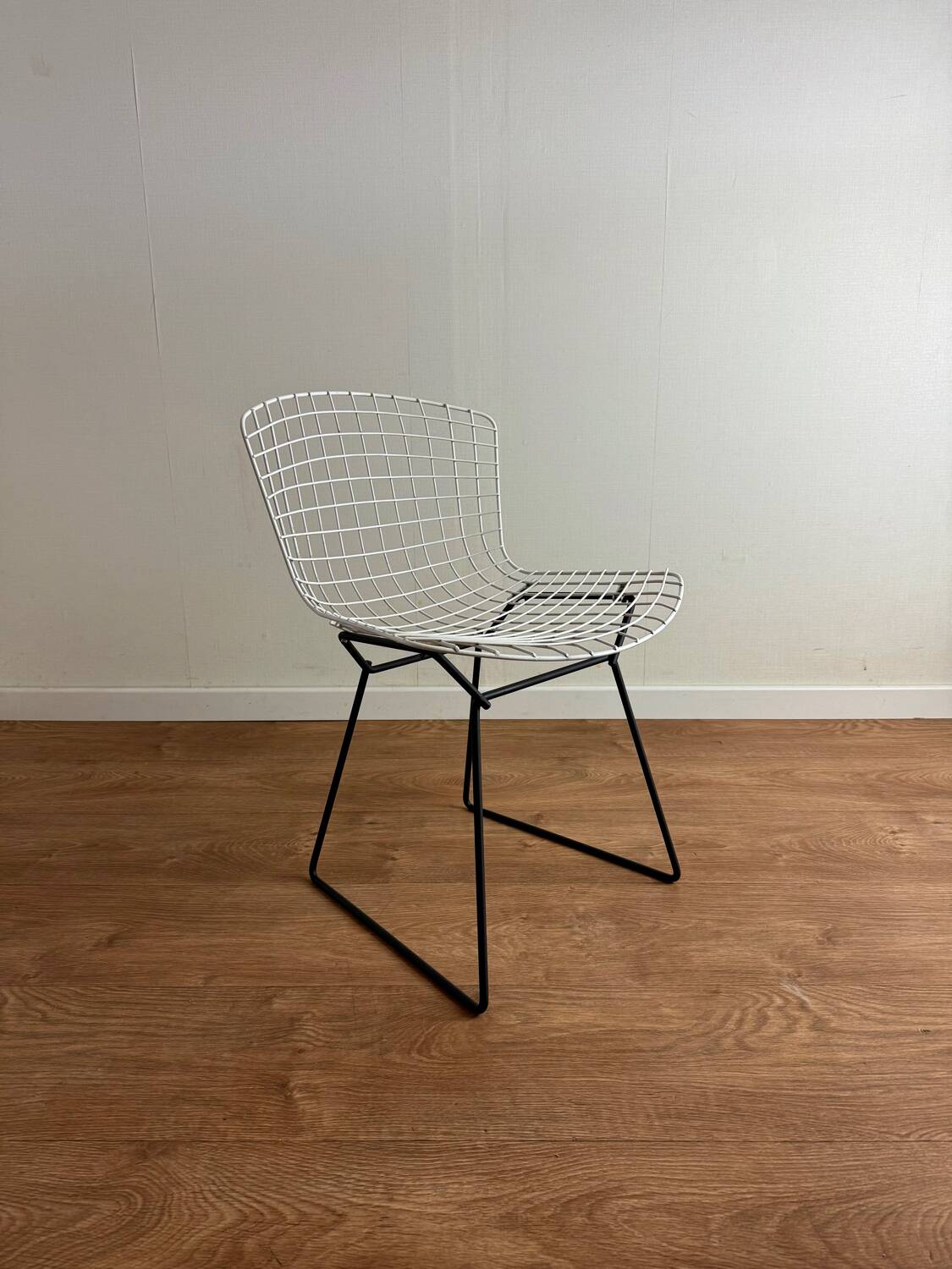 Original Bertoia chair produced in 1952 for Knoll