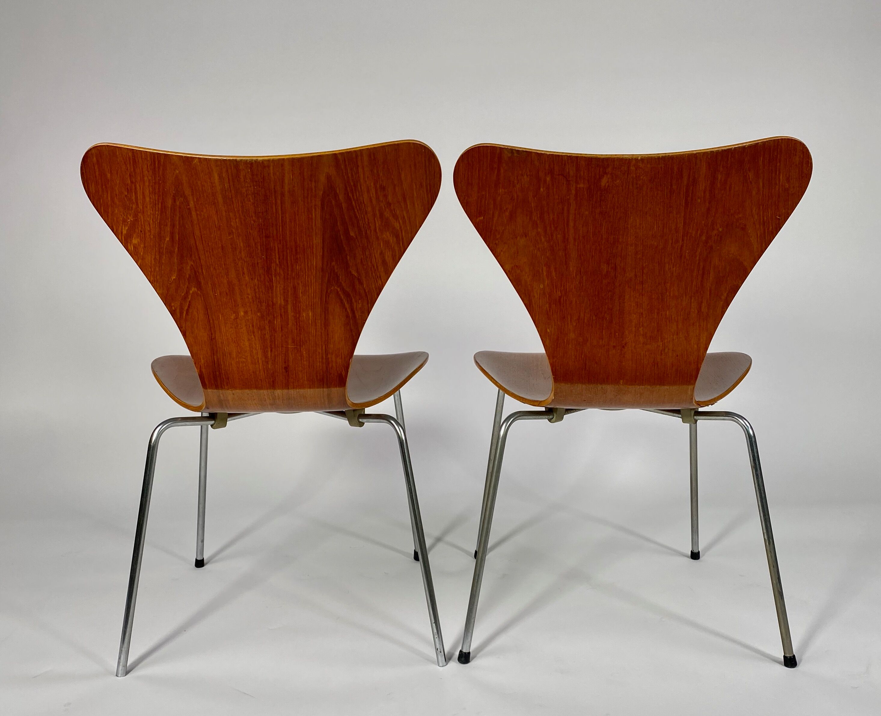 Pair of teak chairs, Arne Jocobsen 6O series No. 7.