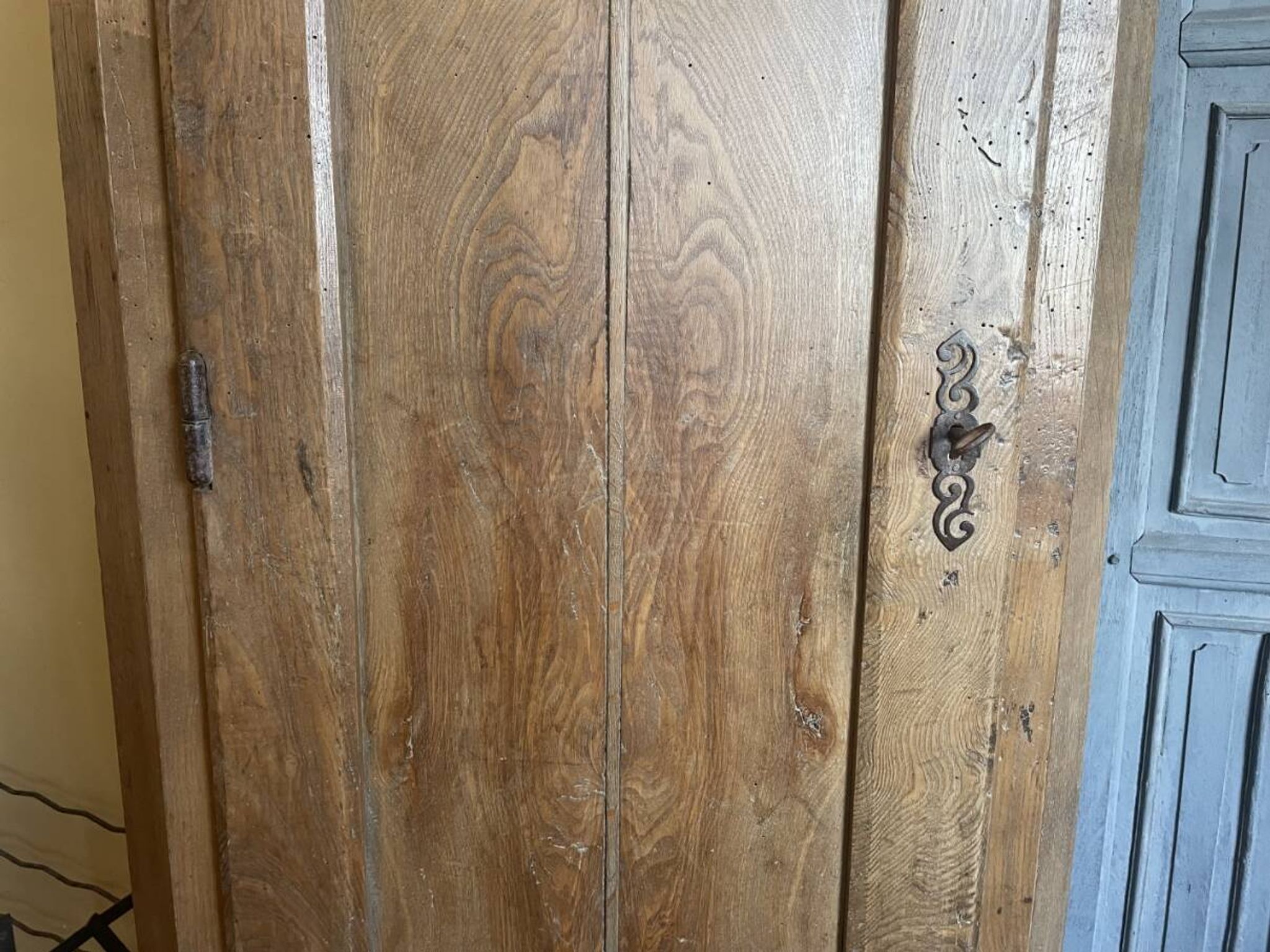 Armoire d'angle provinciale XIXe siècle noyer/chêne