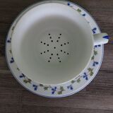 Singer tea cup with built-in tea filter