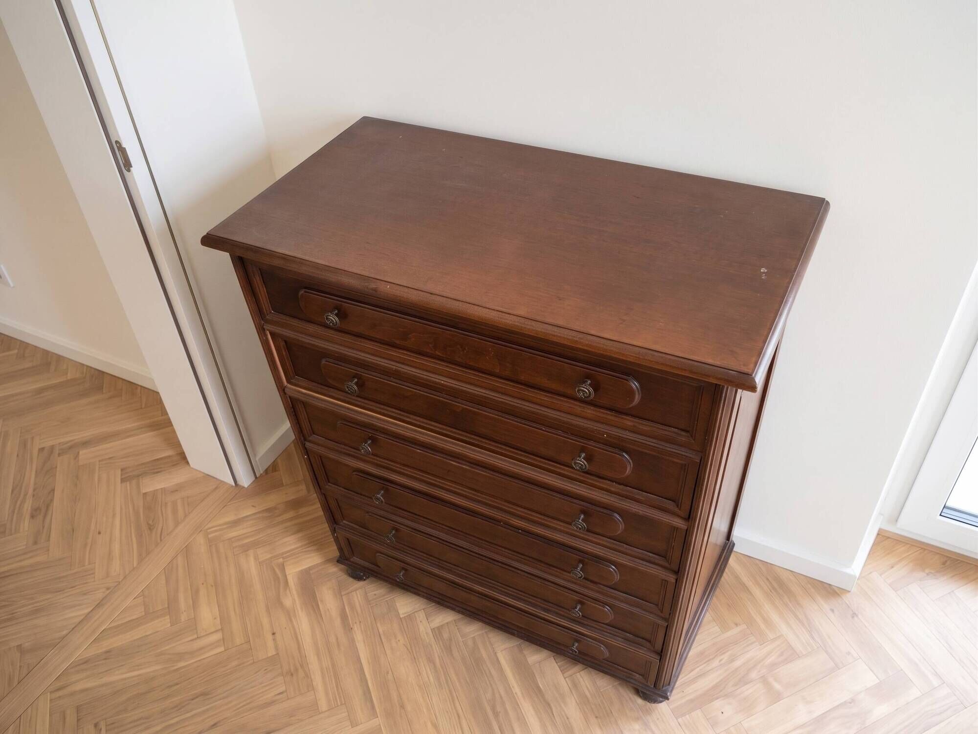 Brown antique-style wooden chest of drawers with 6 drawers.