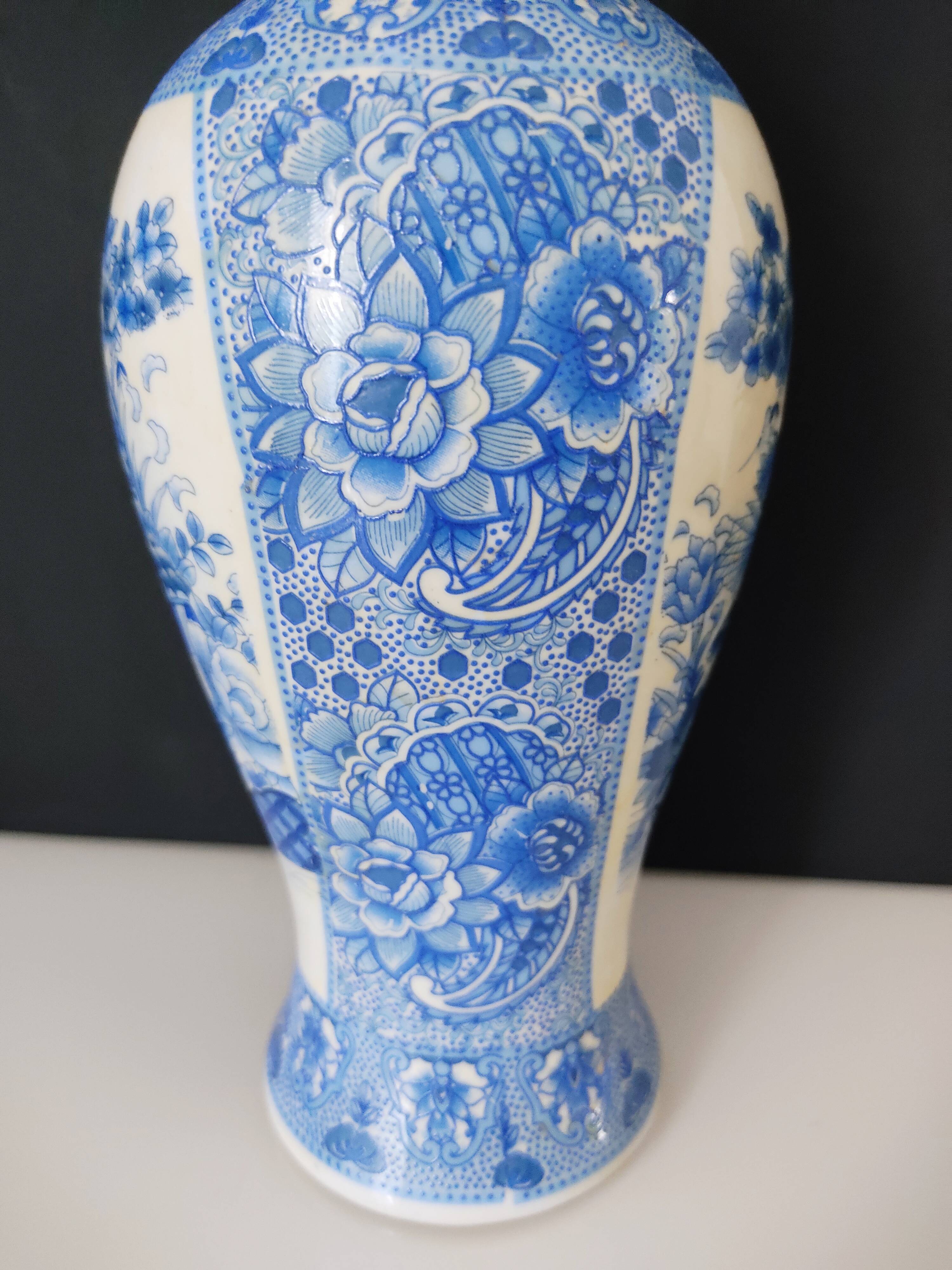 Covered vase with printed Asian décor