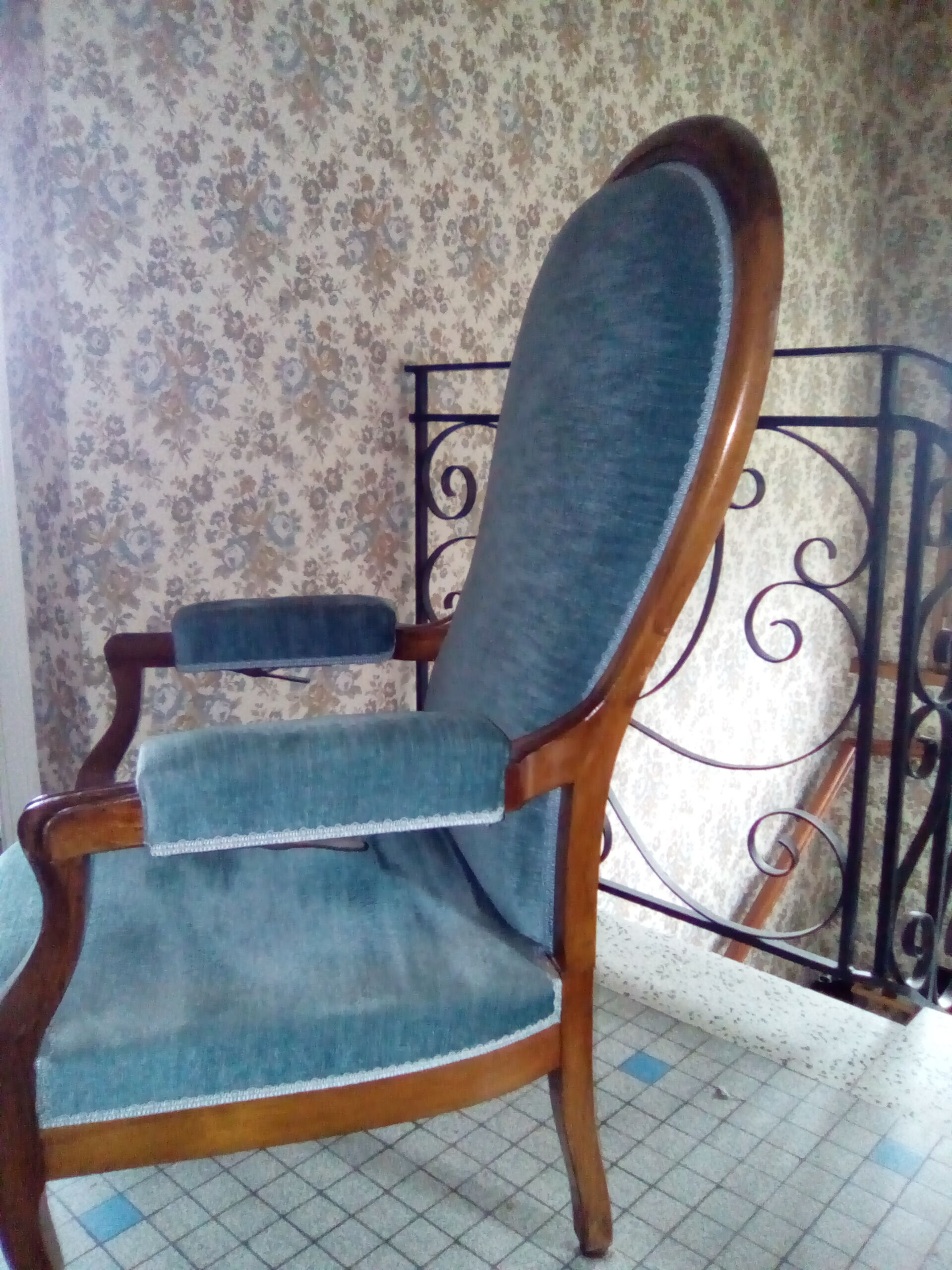 Voltaire armchair with a rack mechanism