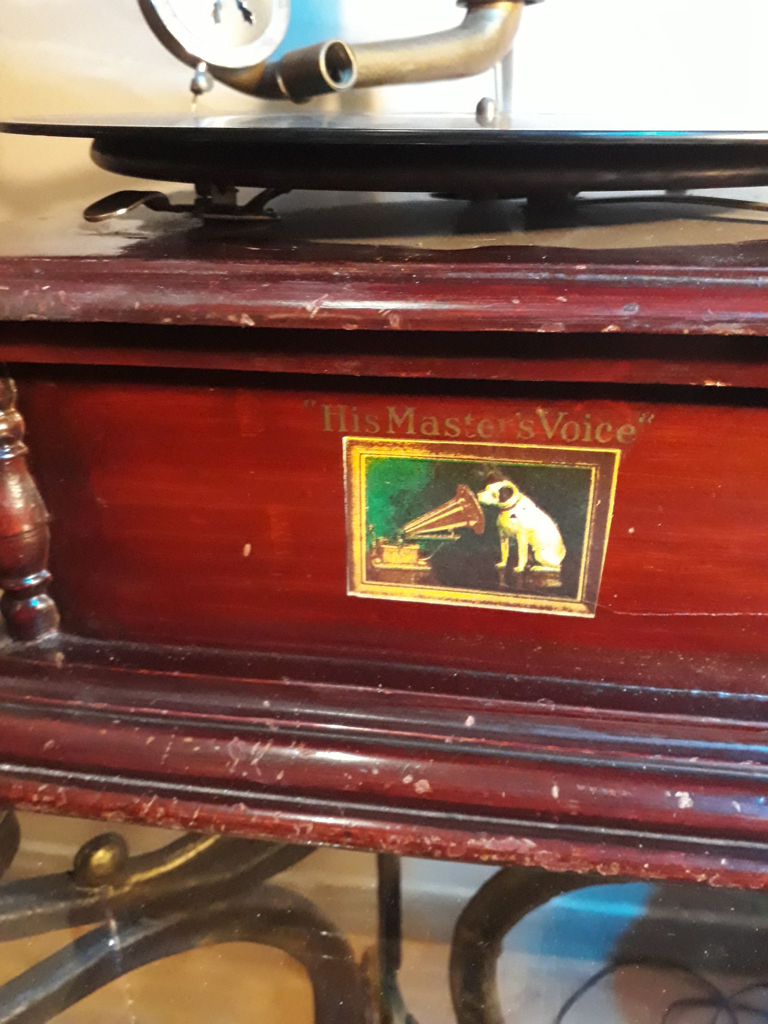 Former gramophone the voice of his master with brass pavilion, with a disc 78