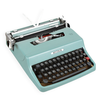 Lettera 32 typewriter.