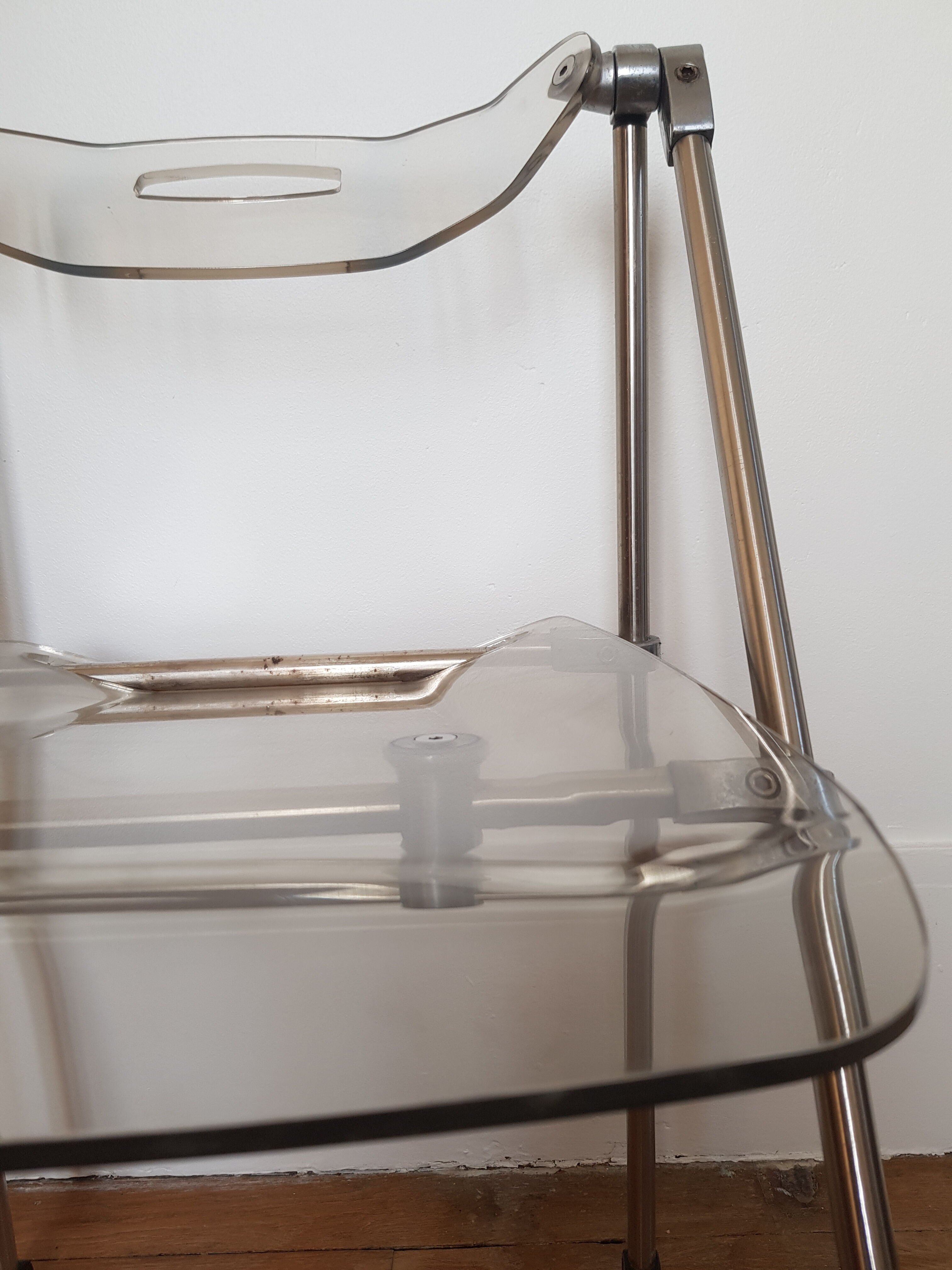 Chaise pliante en metal et plexiglas