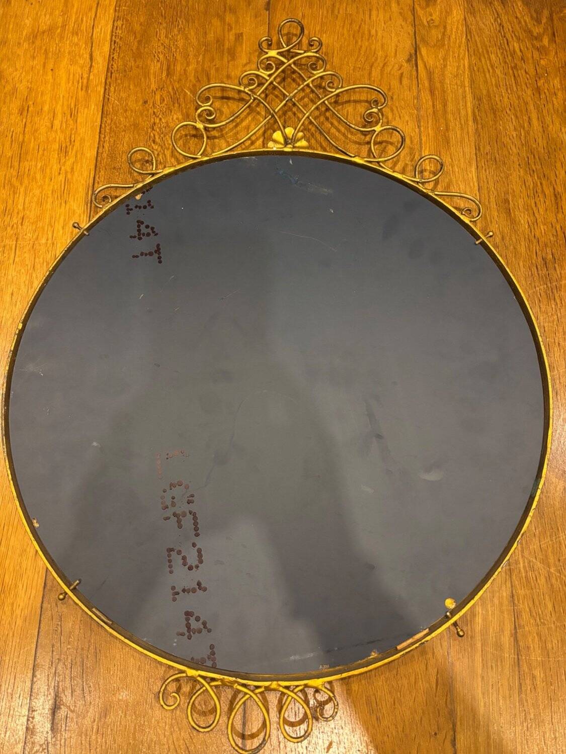 Round wall mirror - Gold metal with scrolls - Classic style - 1950s