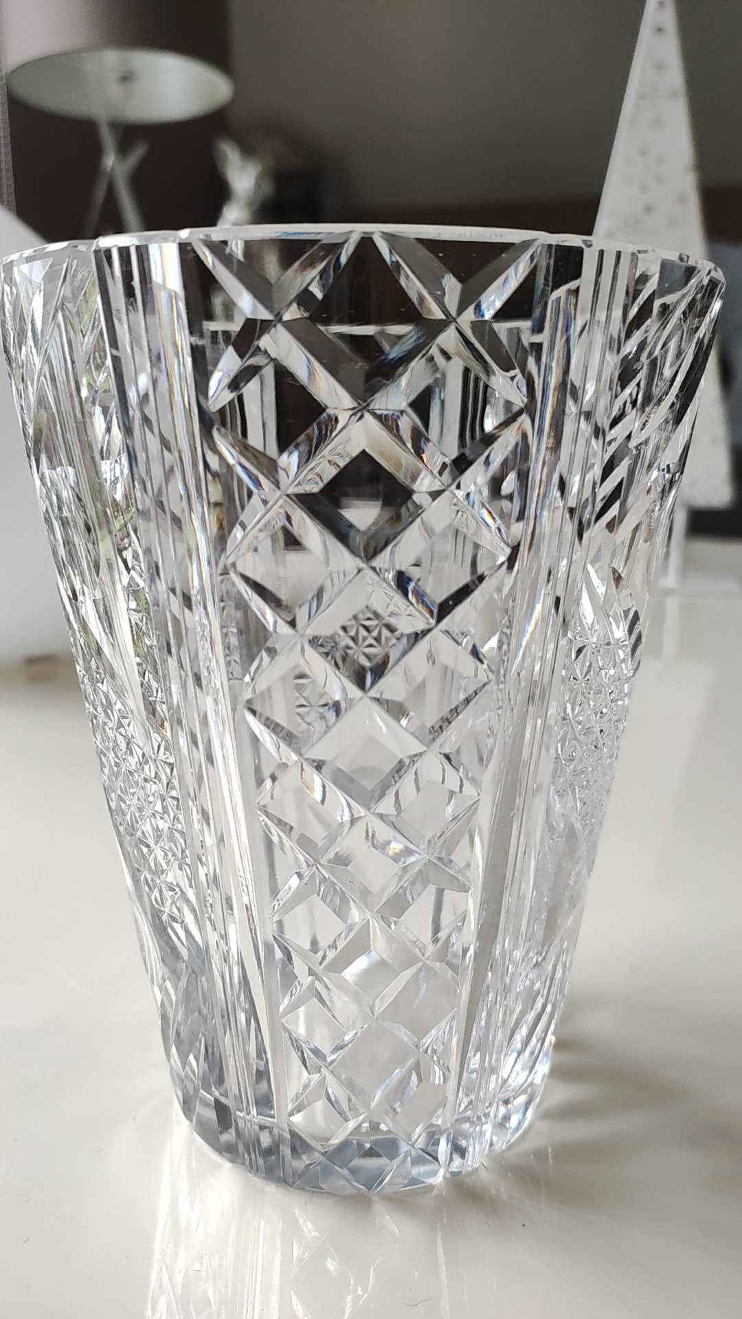 Vintage vase with flared neck in cut crystal - Decorated with geometric patterns / diamond braces