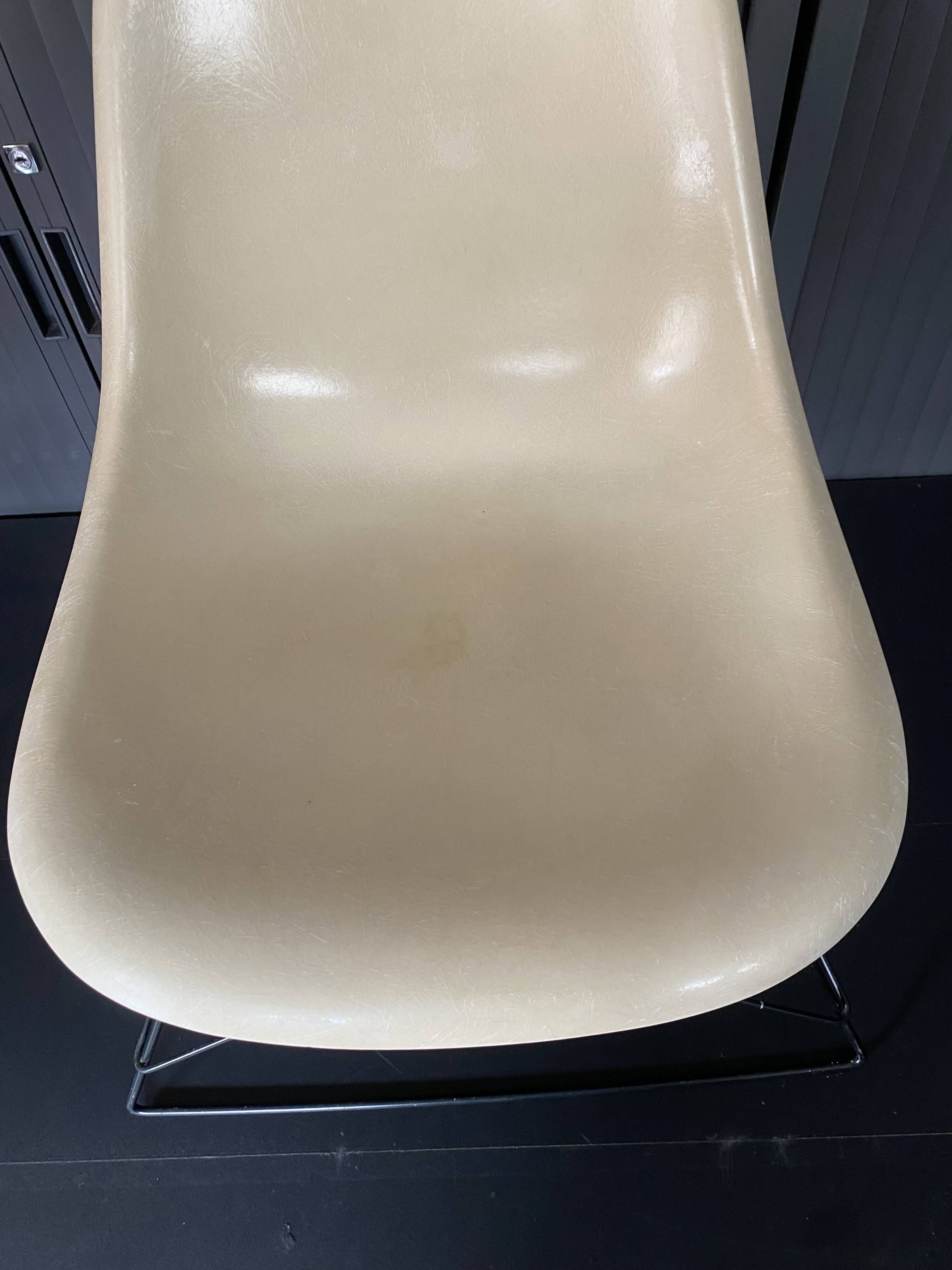Eames lounge chair white fibre parchment base cat’s cradle Herman Miller