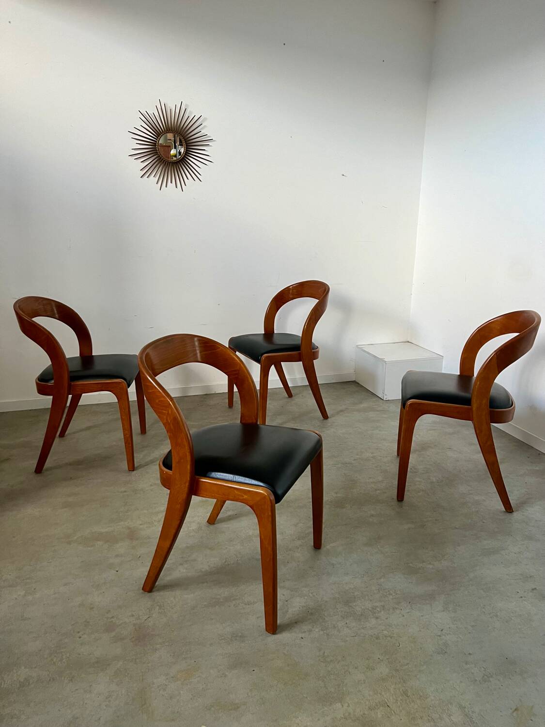 Lot 4 chairs in curved wood and leather design Baumann gondola model 60s vintage