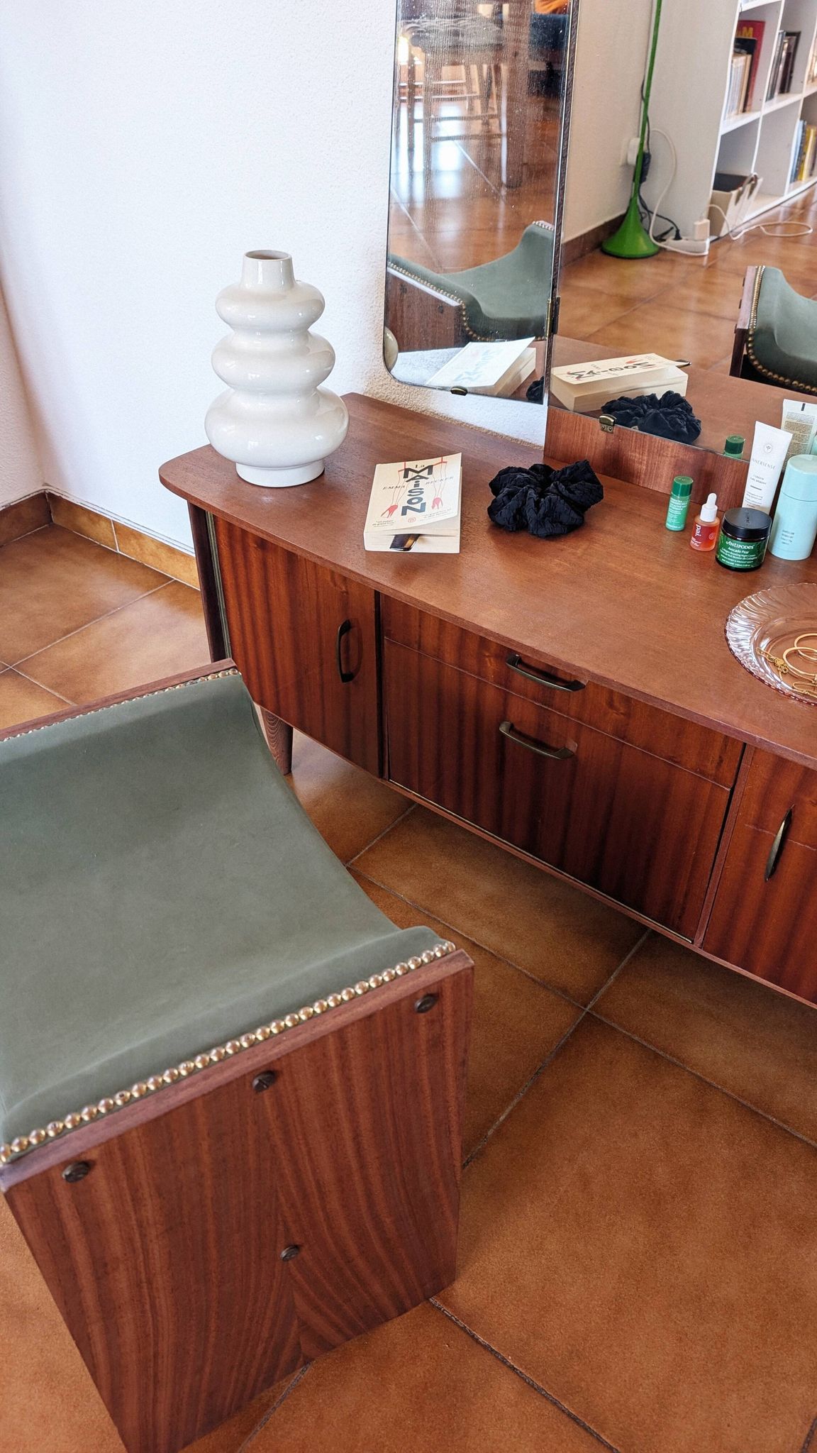 Coiffeuse vintage années 70 avec miroir triptyque & banc assorti