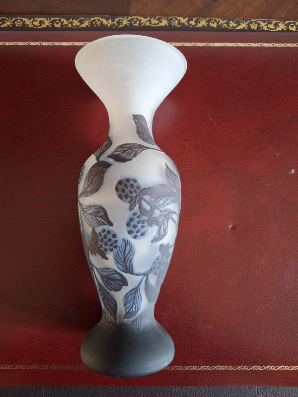 Vase en verre multicouches dégagé à l'acide, signé, hauteur 25,2 cm
