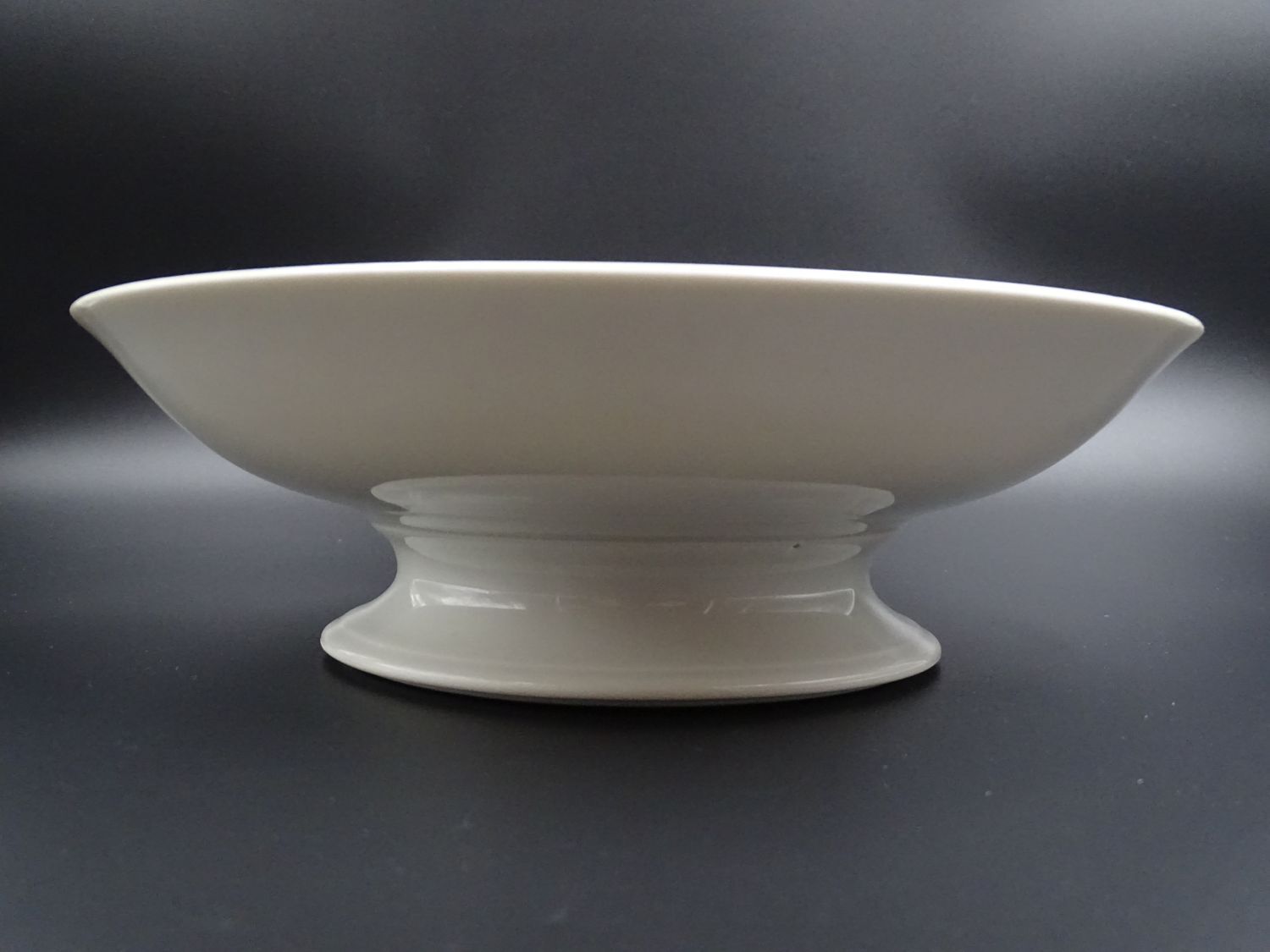 White porcelain dish, cut on foot, ideal for fruit or dessert! Around 1920-1930